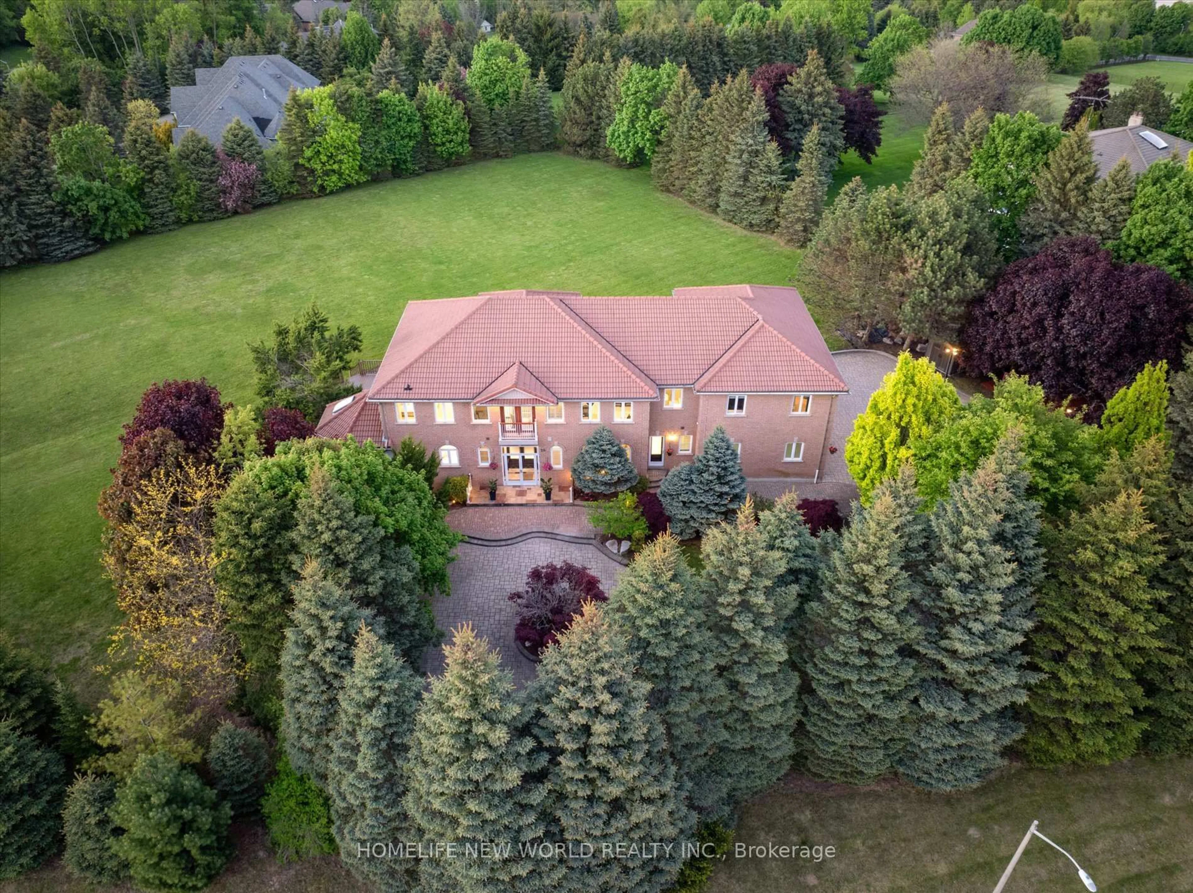A pic from outside/outdoor area/front of a property/back of a property/a pic from drone, unknown for 26 Offord Cres, Aurora Ontario L4G 0K5