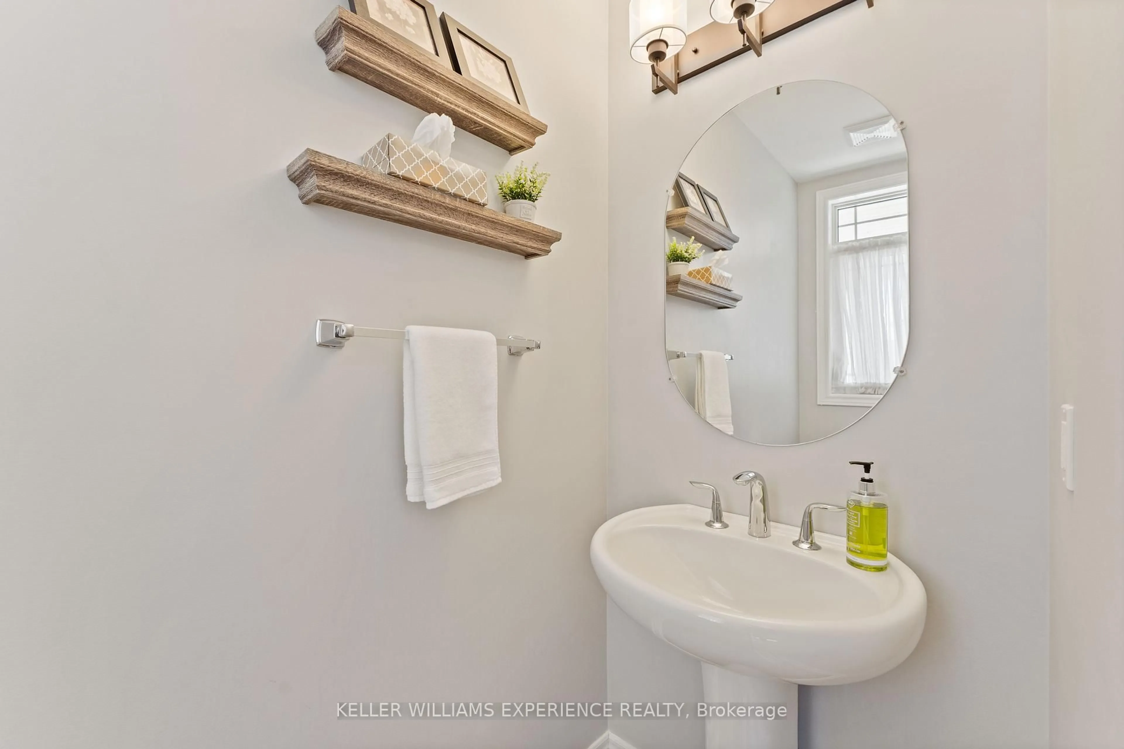 Standard bathroom, ceramic/tile floor for 154 Arnold Cres, Essa Ontario L3W 0R1