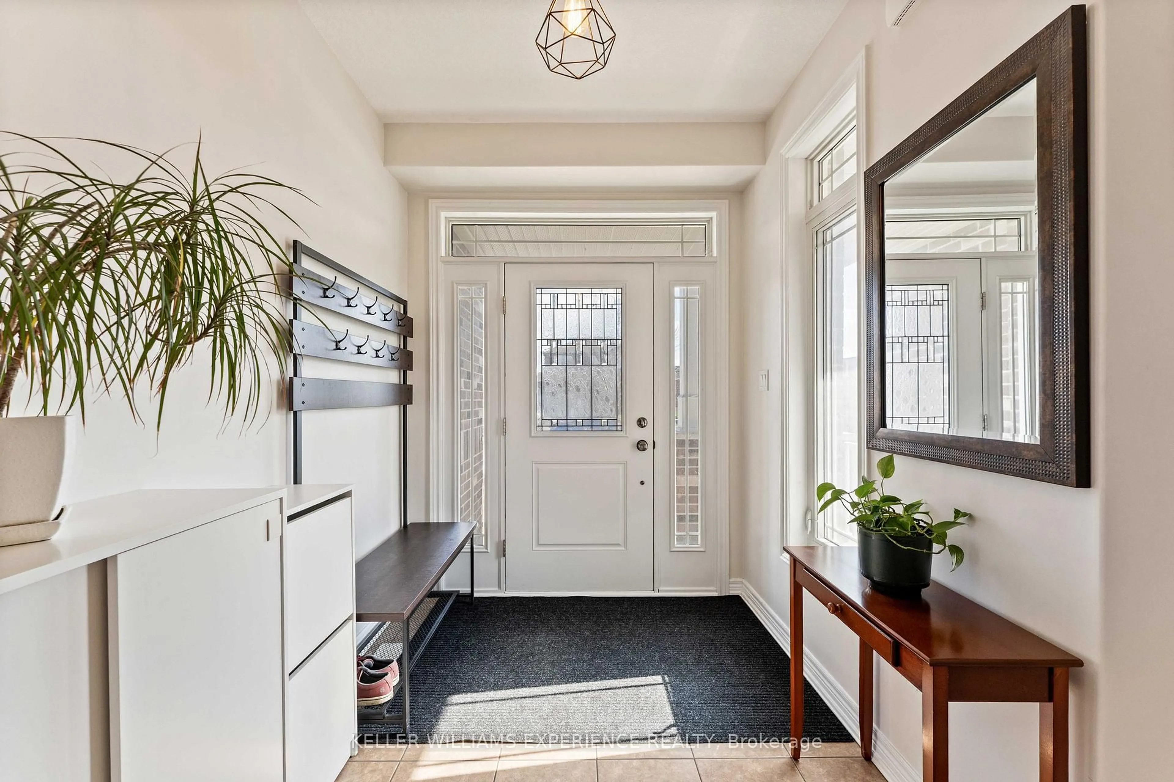 Indoor entryway for 154 Arnold Cres, Essa Ontario L3W 0R1