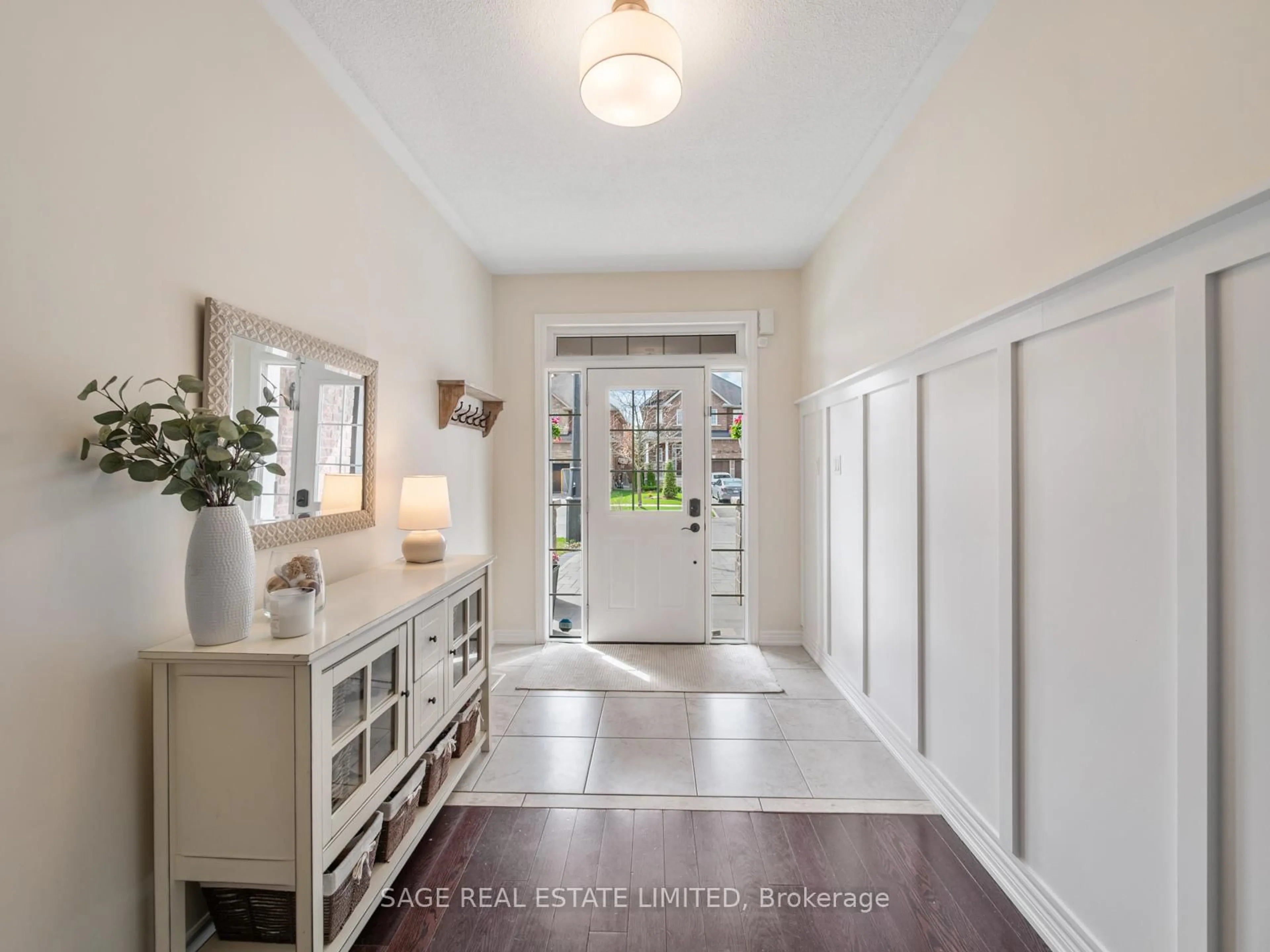 Indoor entryway for 62 Donald Stewart Cres, East Gwillimbury Ontario L0G 1M0