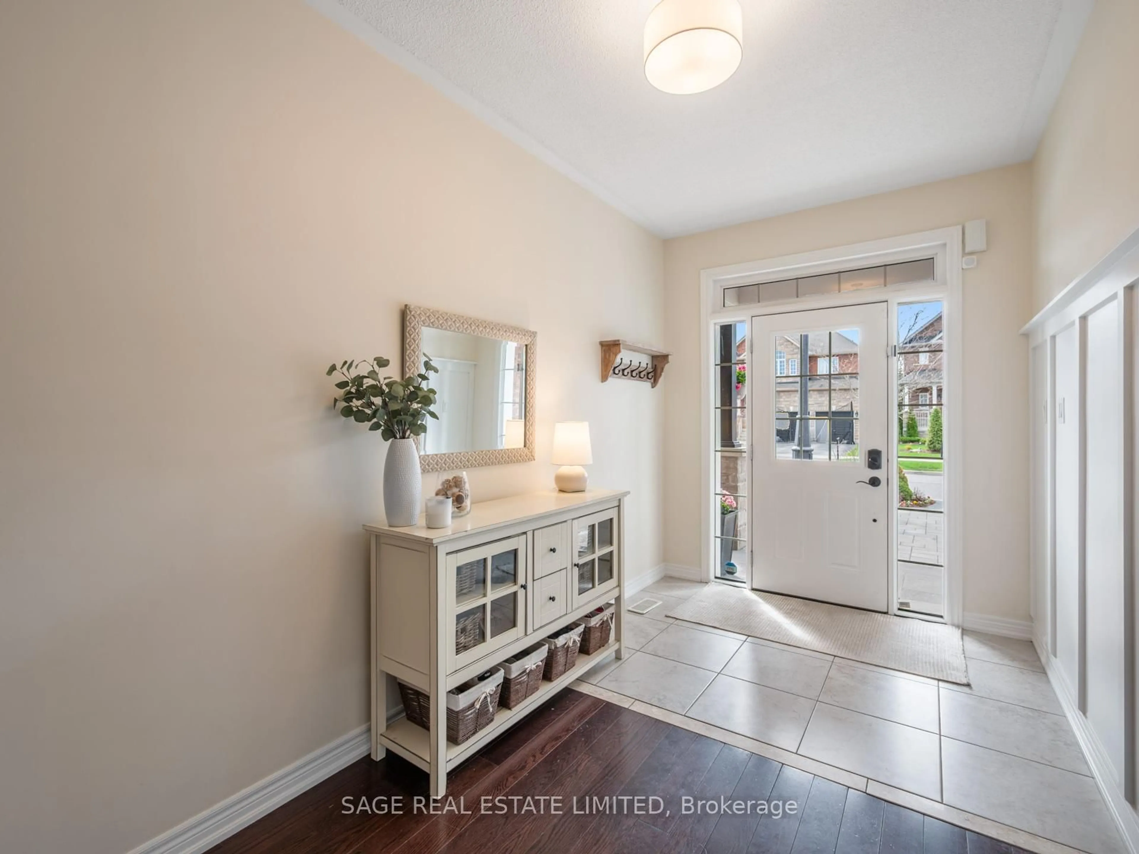 Indoor entryway for 62 Donald Stewart Cres, East Gwillimbury Ontario L0G 1M0