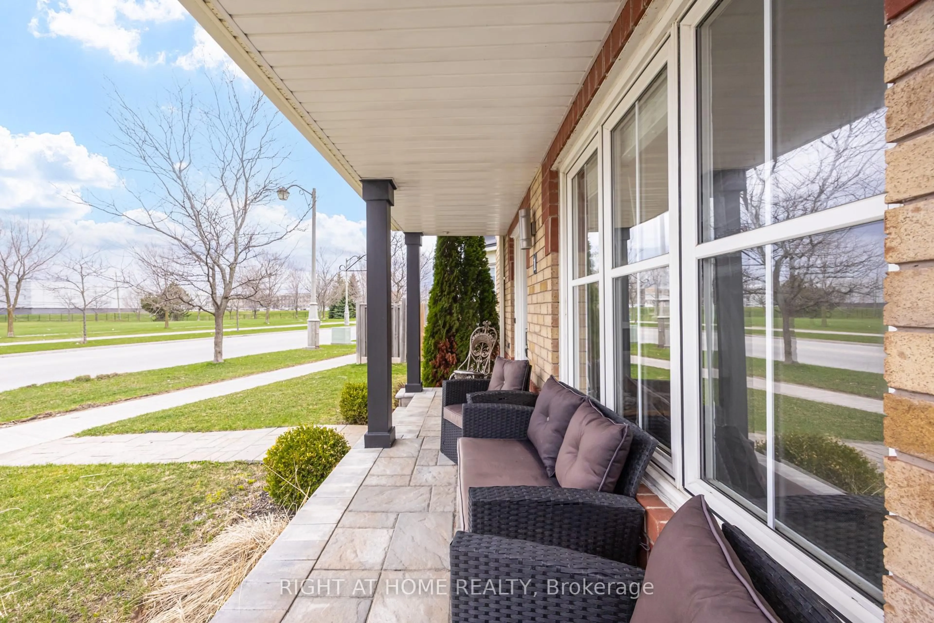 Patio, street for 1 Jamesway Cres, Whitchurch-Stouffville Ontario L4A 0A3