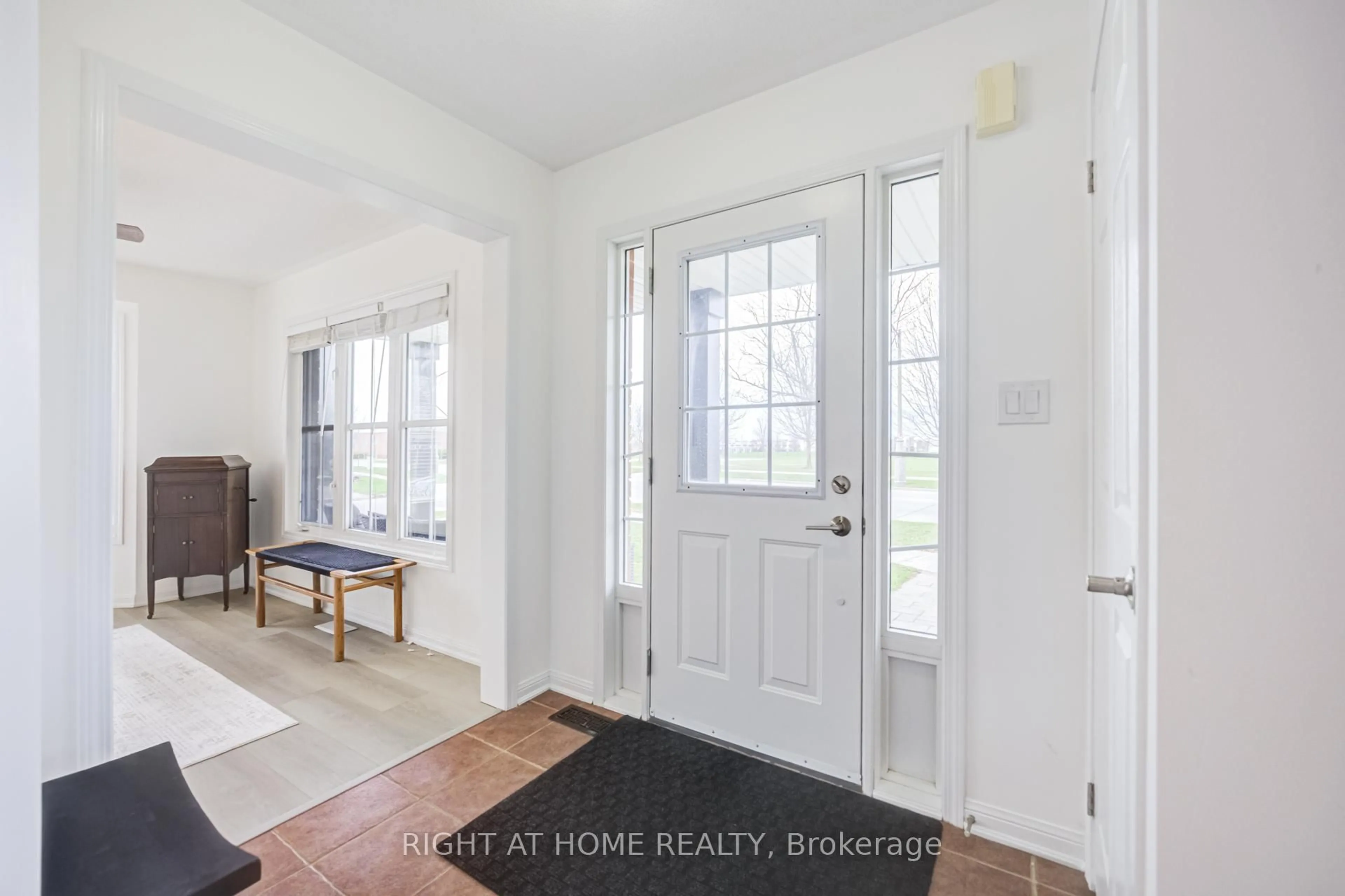 Indoor entryway for 1 Jamesway Cres, Whitchurch-Stouffville Ontario L4A 0A3