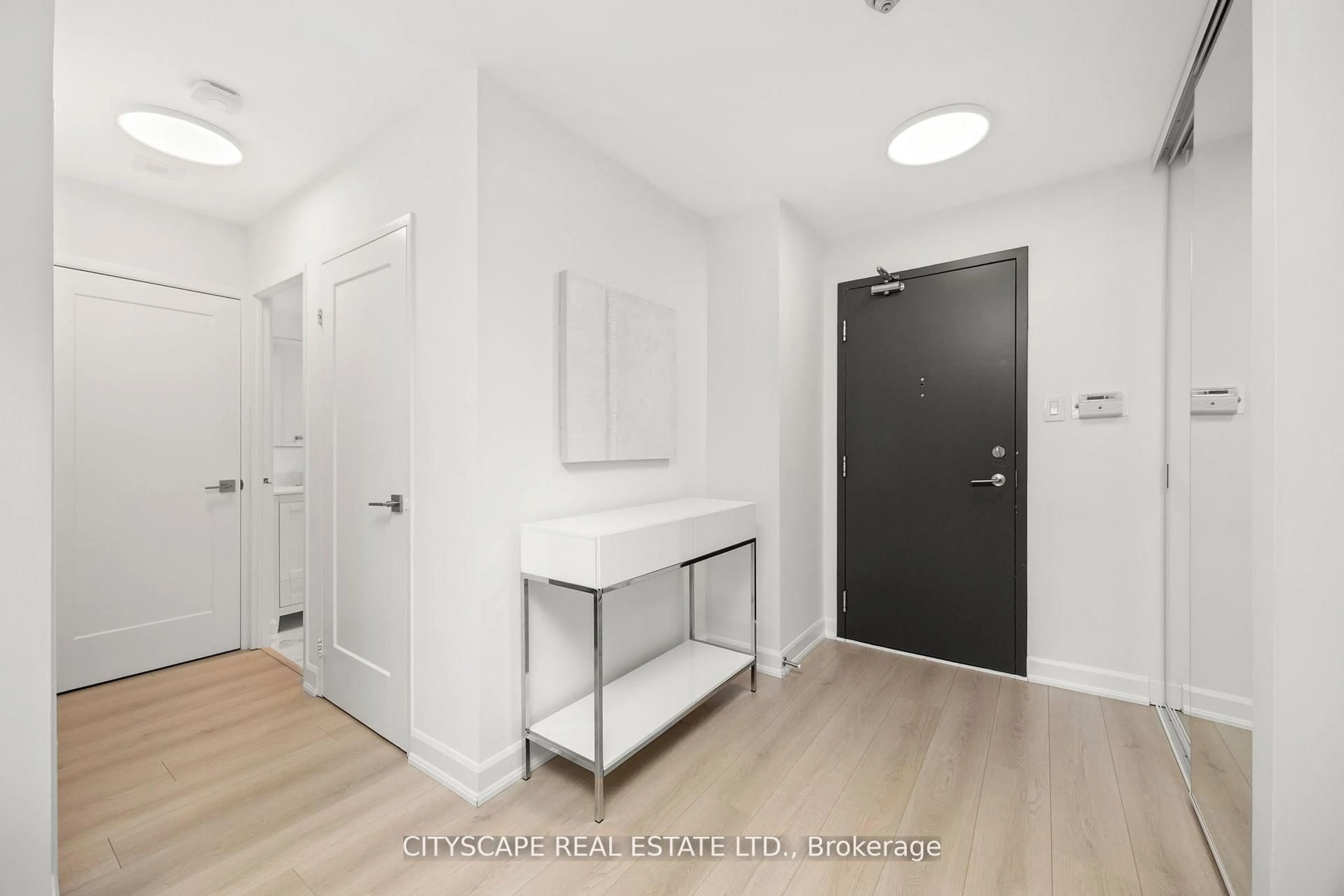 Indoor entryway for 7460 Bathurst St #209, Vaughan Ontario L4J 7K9