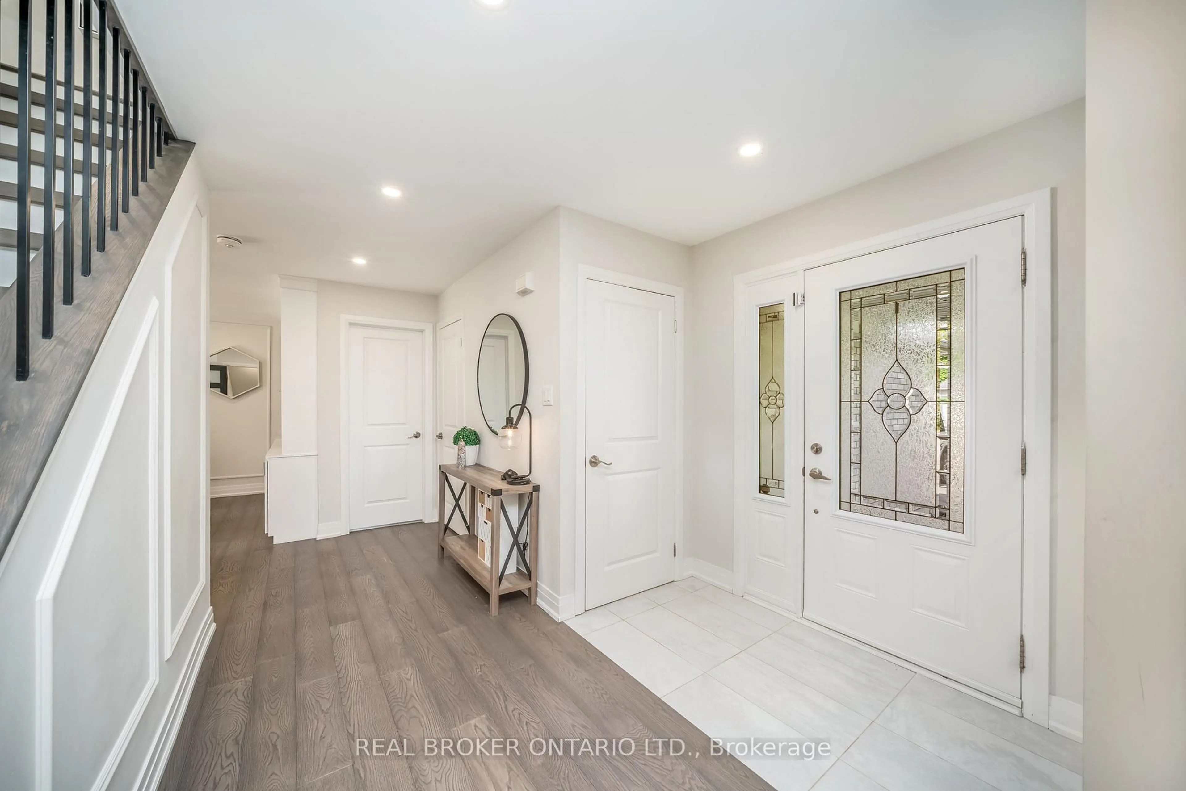 Indoor entryway for 1879 Ashwood Ave, Innisfil Ontario L9S 1W1