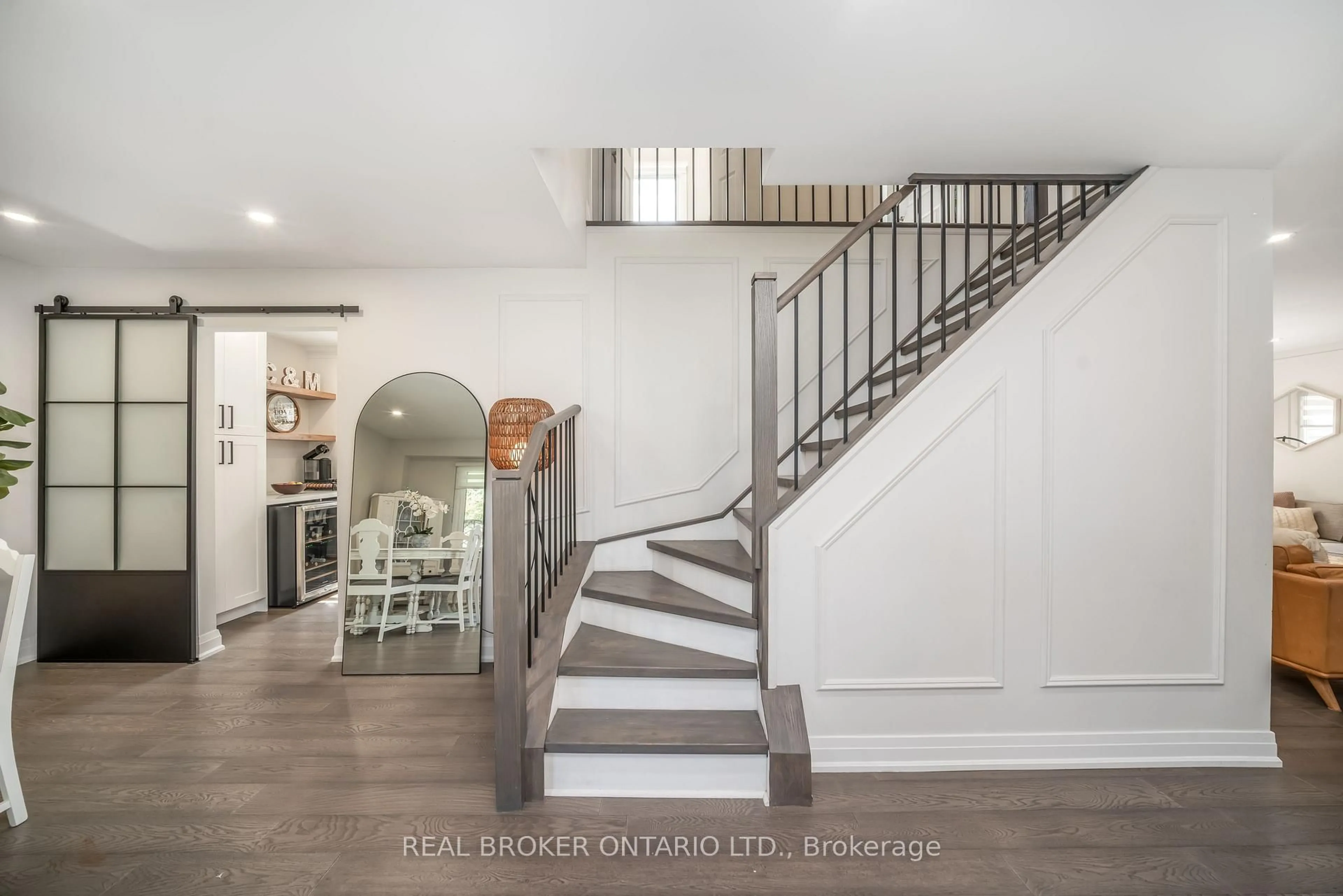 Indoor entryway for 1879 Ashwood Ave, Innisfil Ontario L9S 1W1