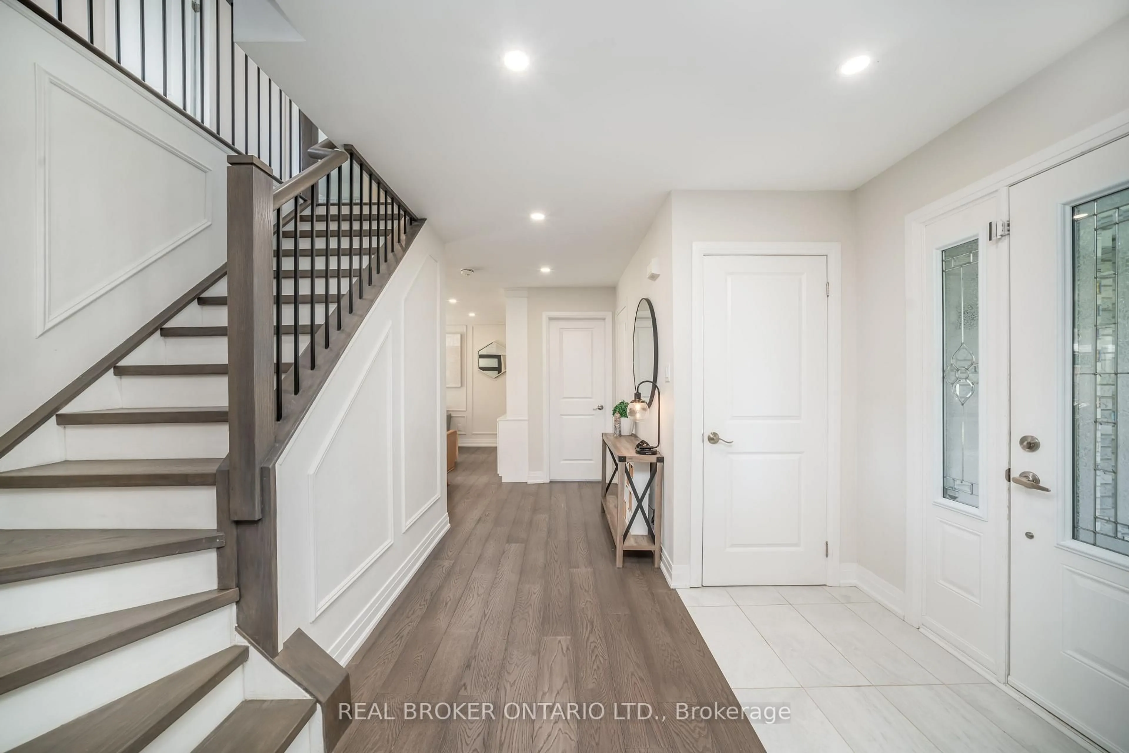 Indoor entryway for 1879 Ashwood Ave, Innisfil Ontario L9S 1W1