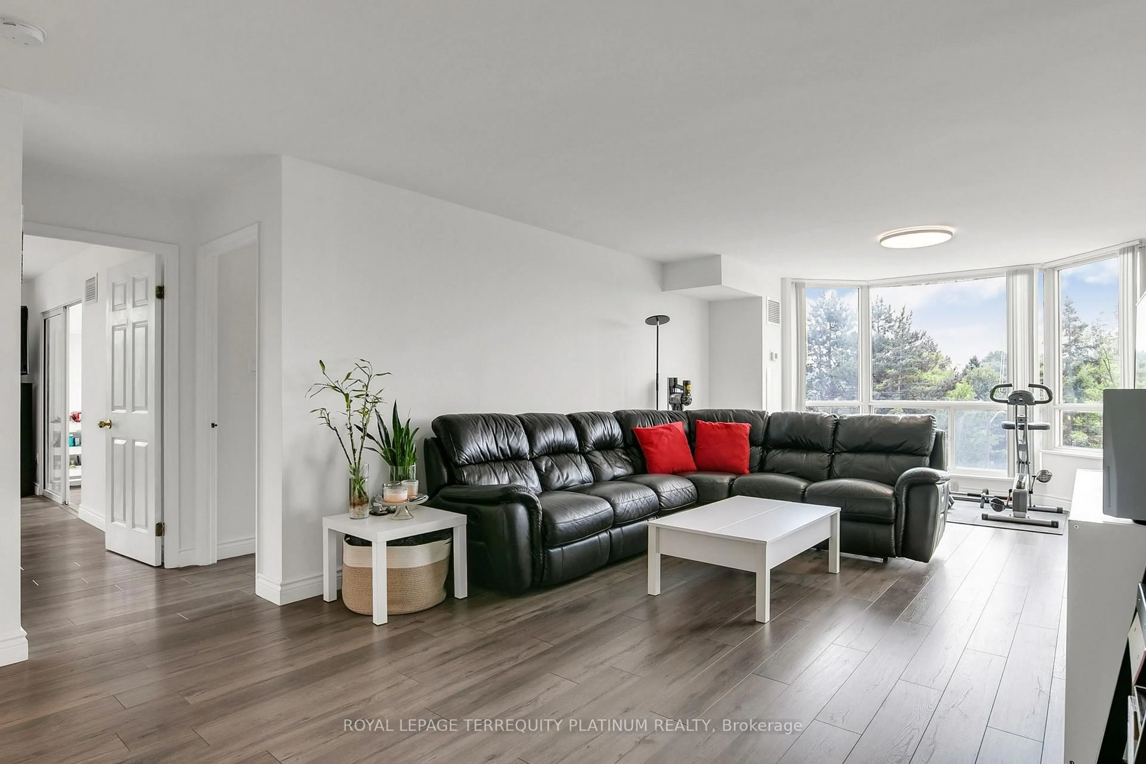 Living room with furniture, wood/laminate floor for 175 Cedar Ave #413, Richmond Hill Ontario L4C 9V3