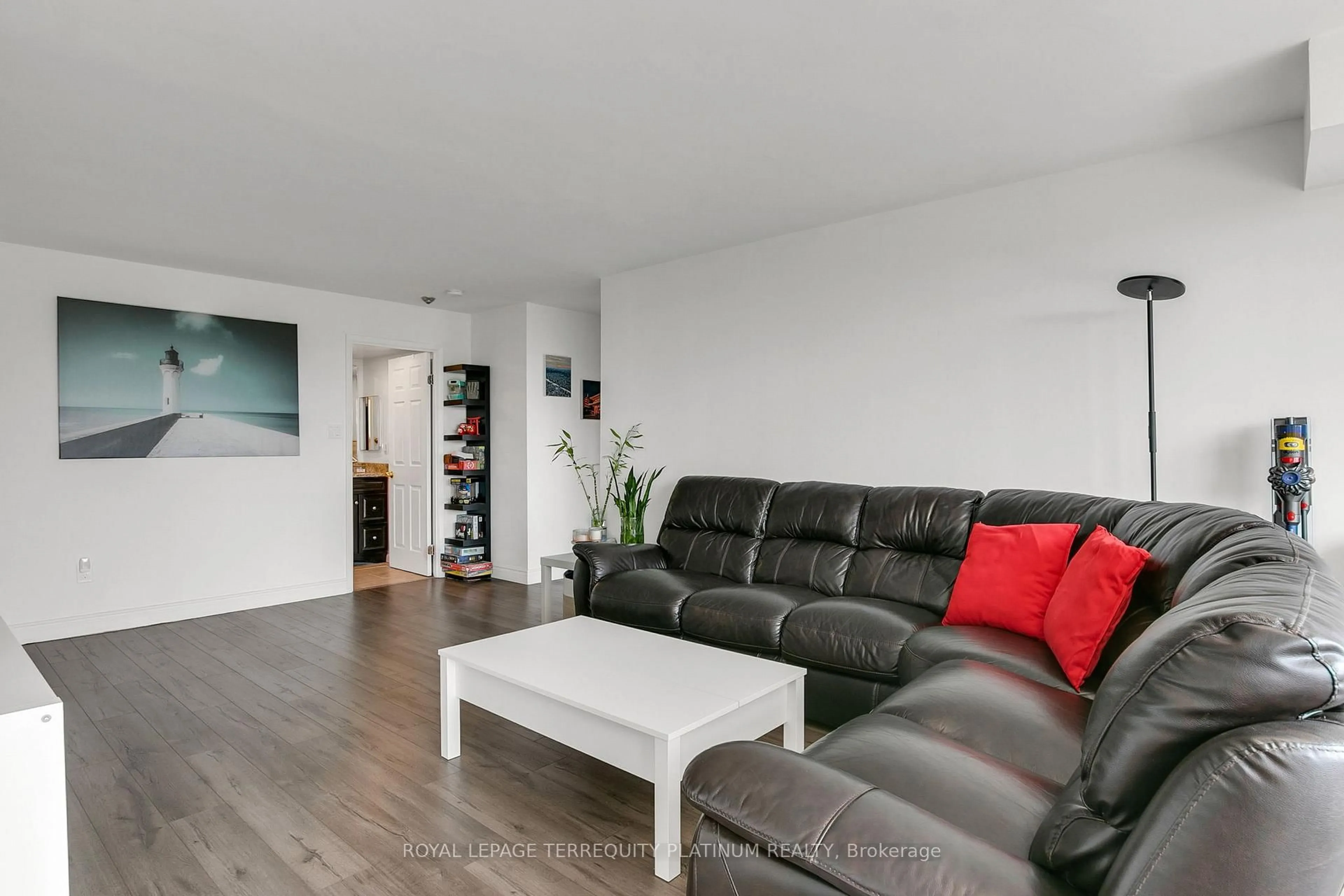 Living room with furniture, wood/laminate floor for 175 Cedar Ave #413, Richmond Hill Ontario L4C 9V3