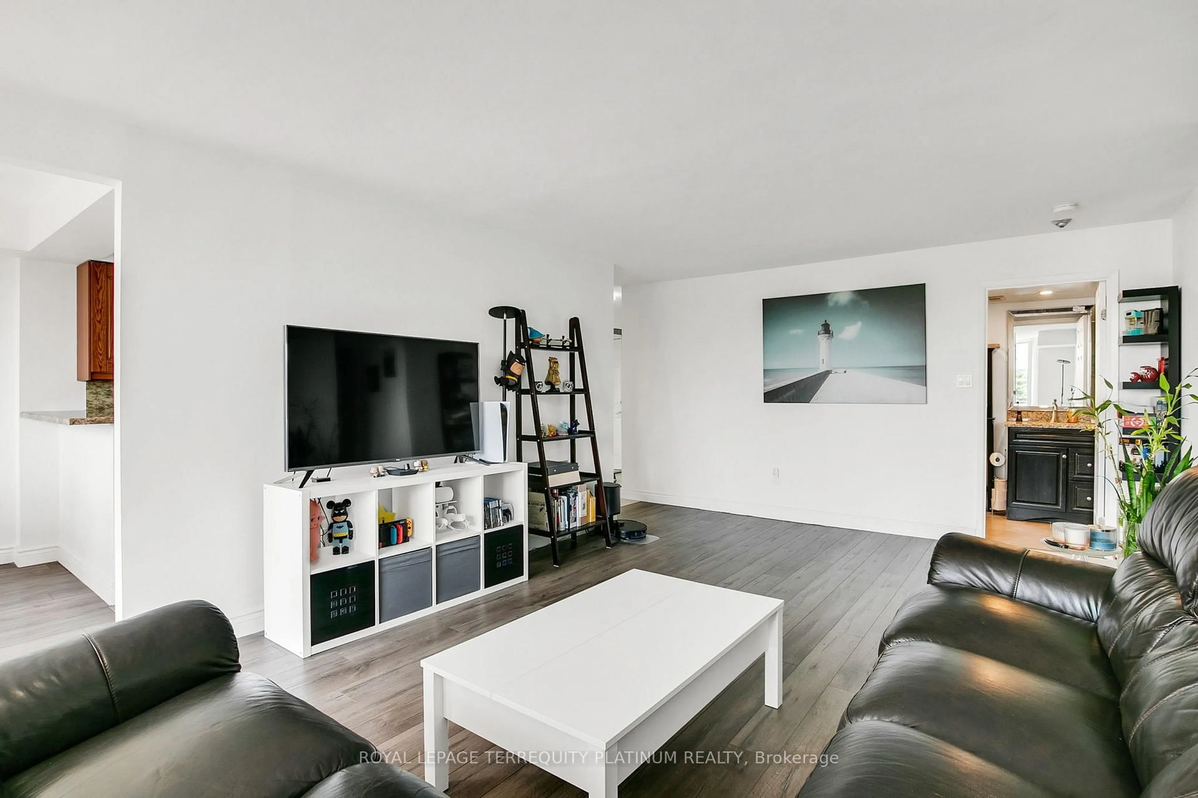 Living room with furniture, unknown for 175 Cedar Ave #413, Richmond Hill Ontario L4C 9V3