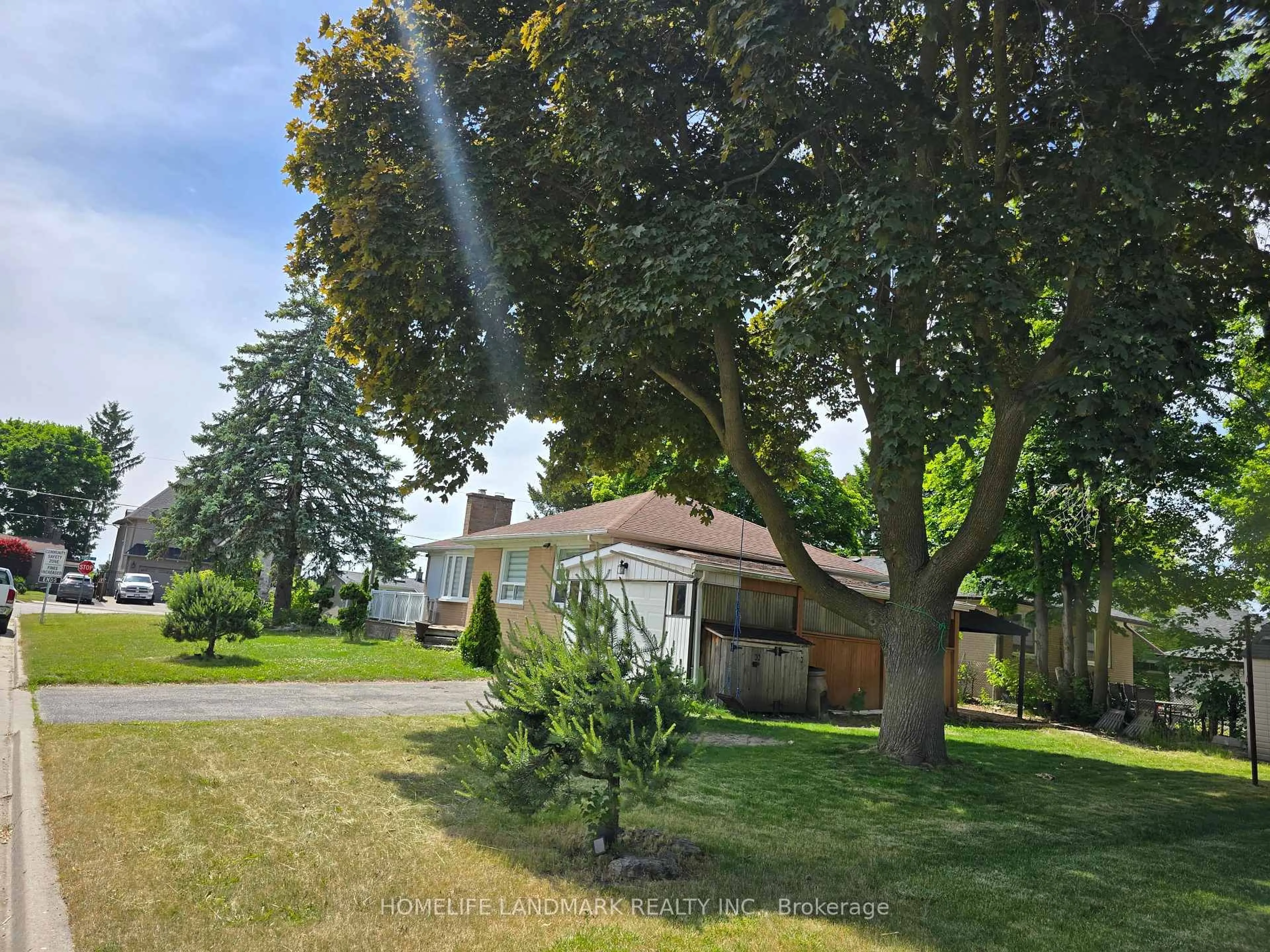 A pic from outside/outdoor area/front of a property/back of a property/a pic from drone, street for 283 Paliser Cres, Richmond Hill Ontario L4C 1R9