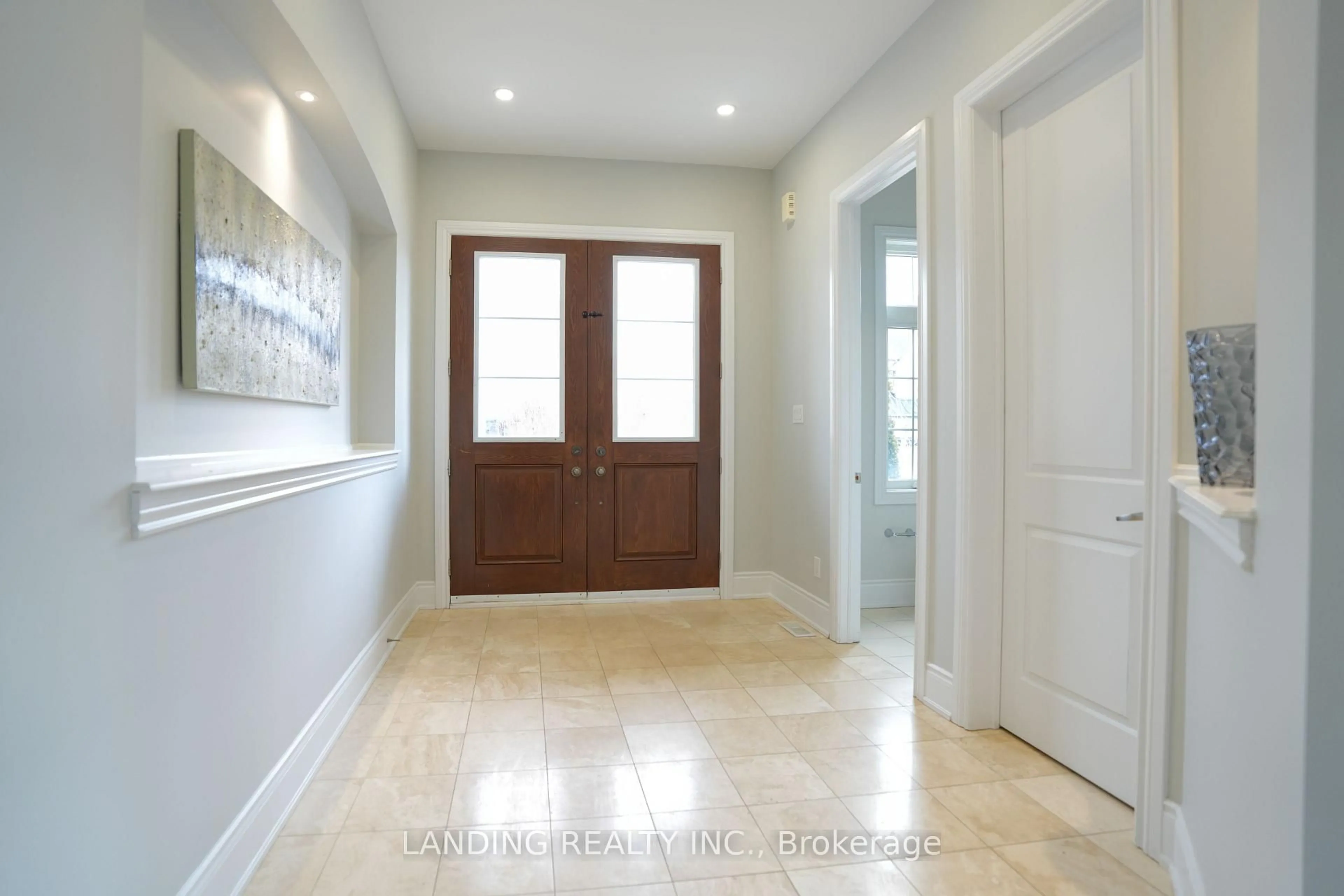 Indoor entryway for 118 Burns Blvd, King Ontario L7B 0M5