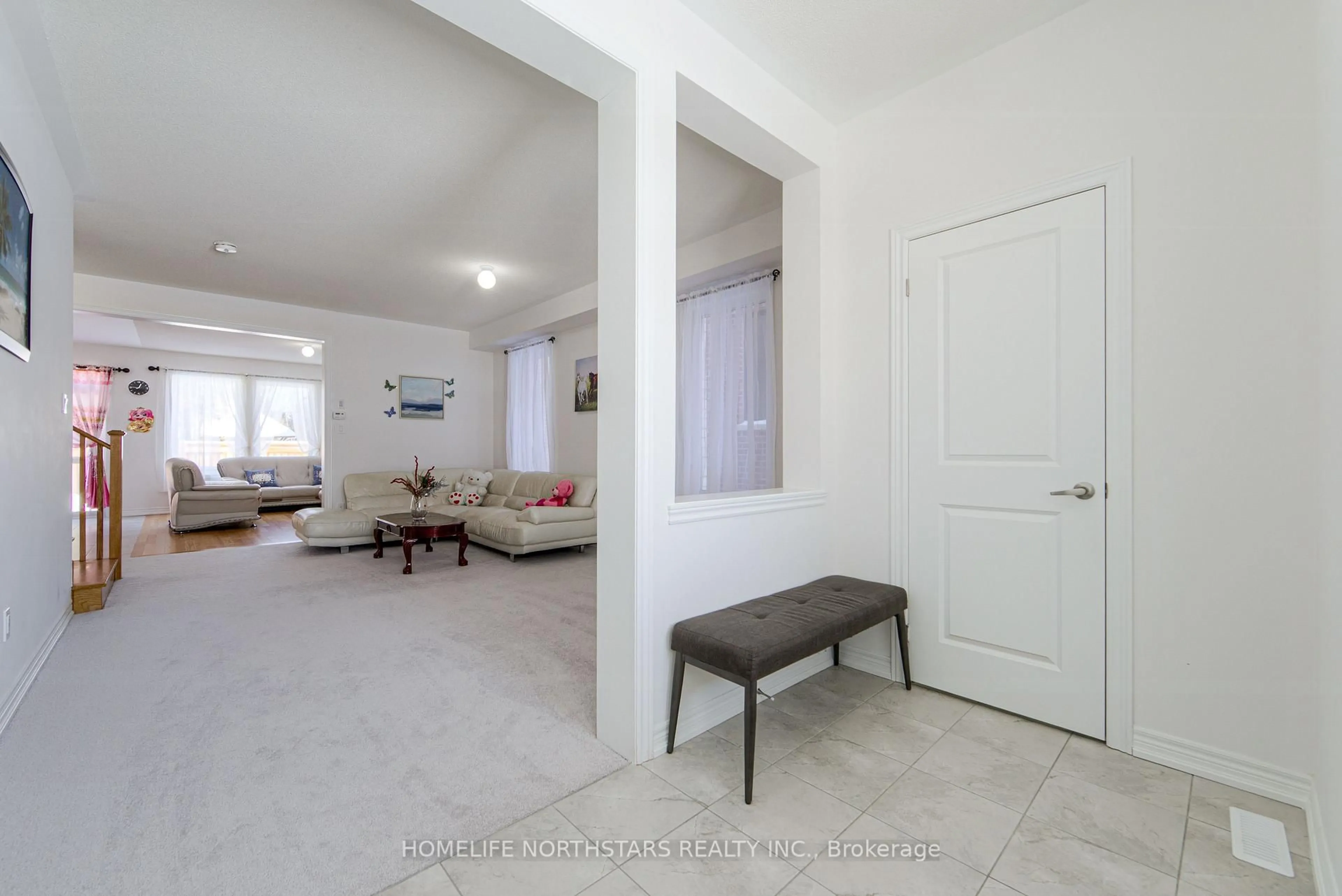 Indoor entryway for 7 Wakefield Blvd, Essa Ontario L3W 0L7