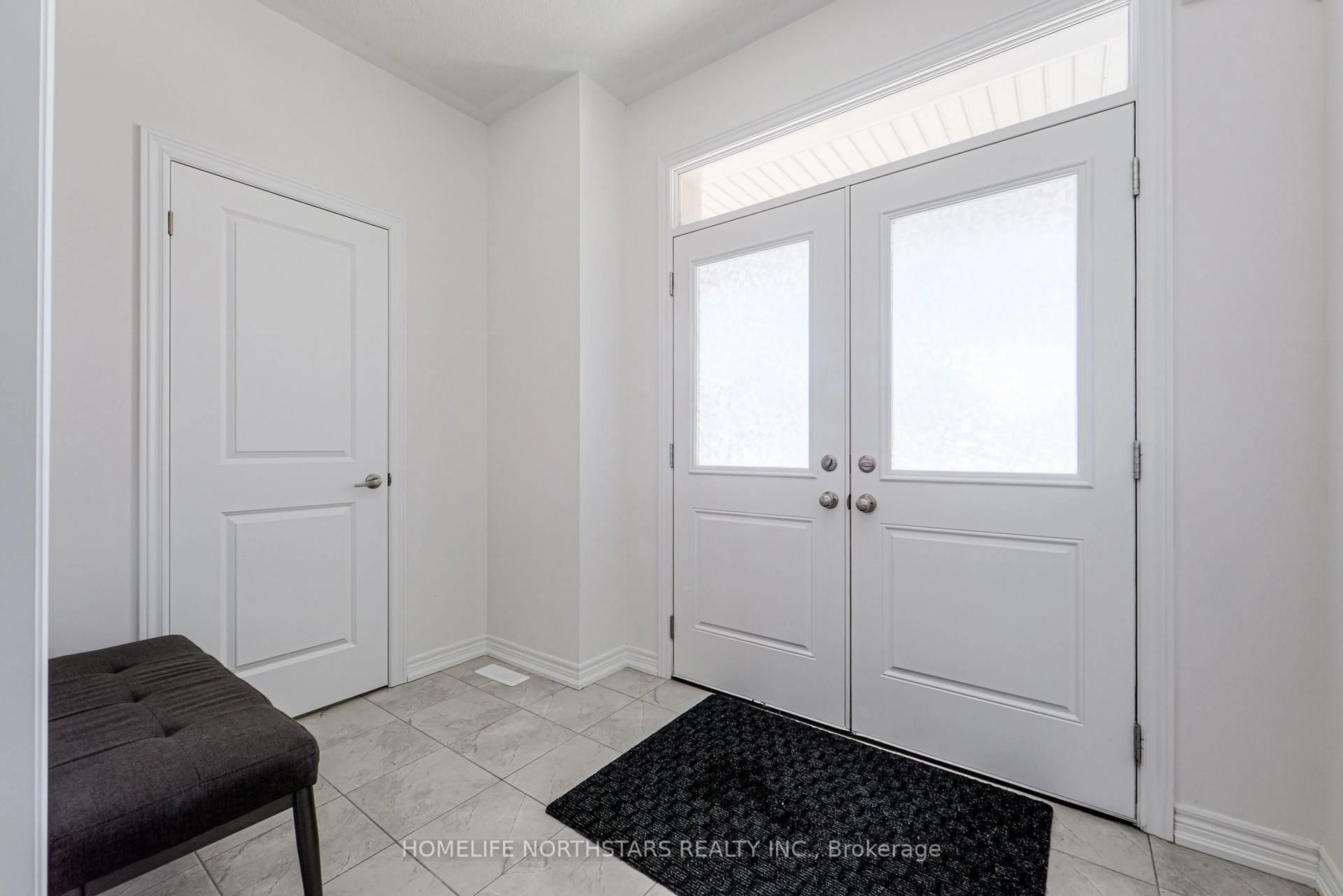 Indoor entryway for 7 Wakefield Blvd, Essa Ontario L3W 0L7