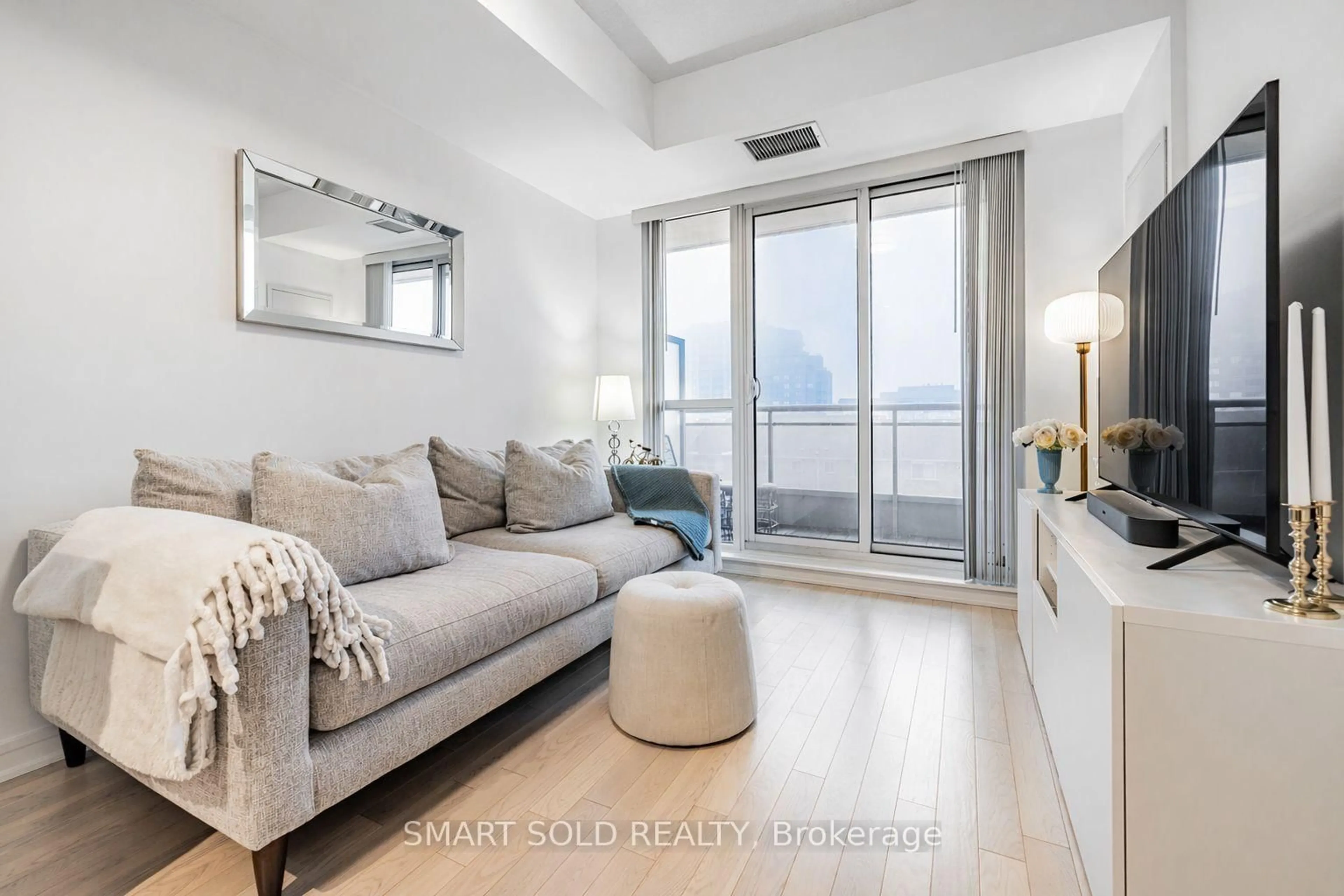 Living room with furniture, unknown for 9199 Yonge St #SE403, Richmond Hill Ontario L4C 1H7