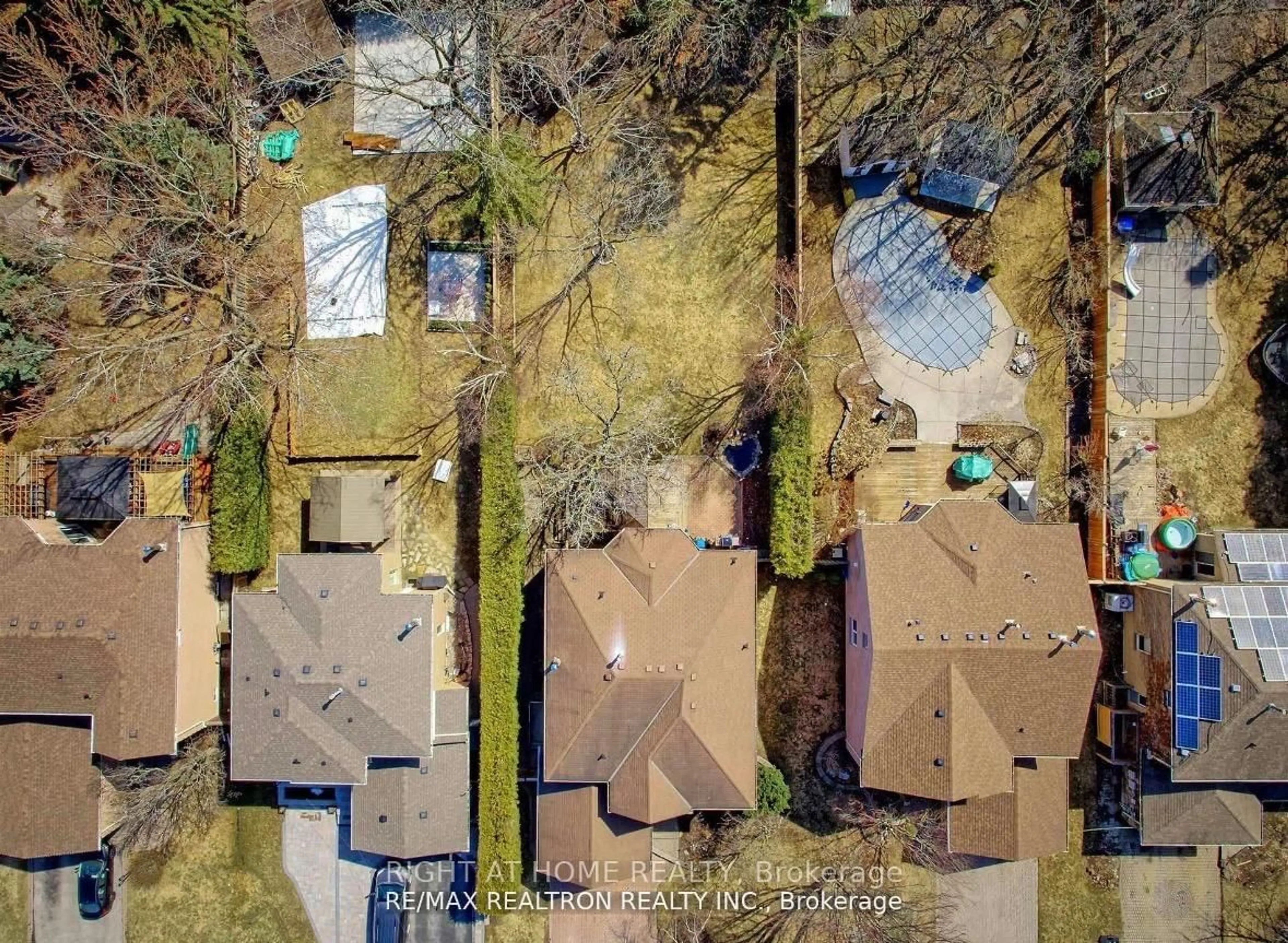 A pic from outside/outdoor area/front of a property/back of a property/a pic from drone, street for 236 Mccaffrey Rd, Newmarket Ontario L3X 1J3