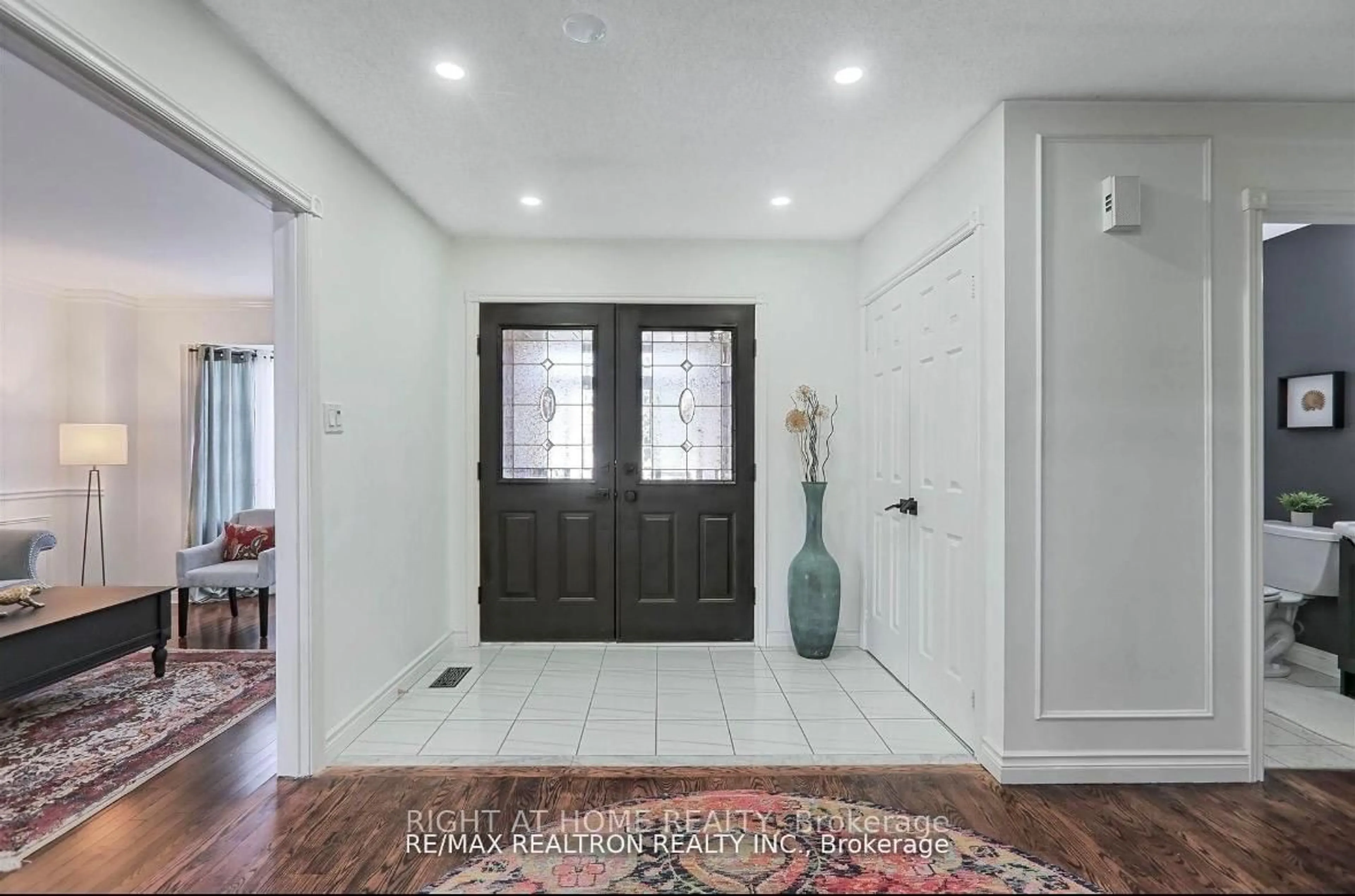 Indoor entryway for 236 Mccaffrey Rd, Newmarket Ontario L3X 1J3