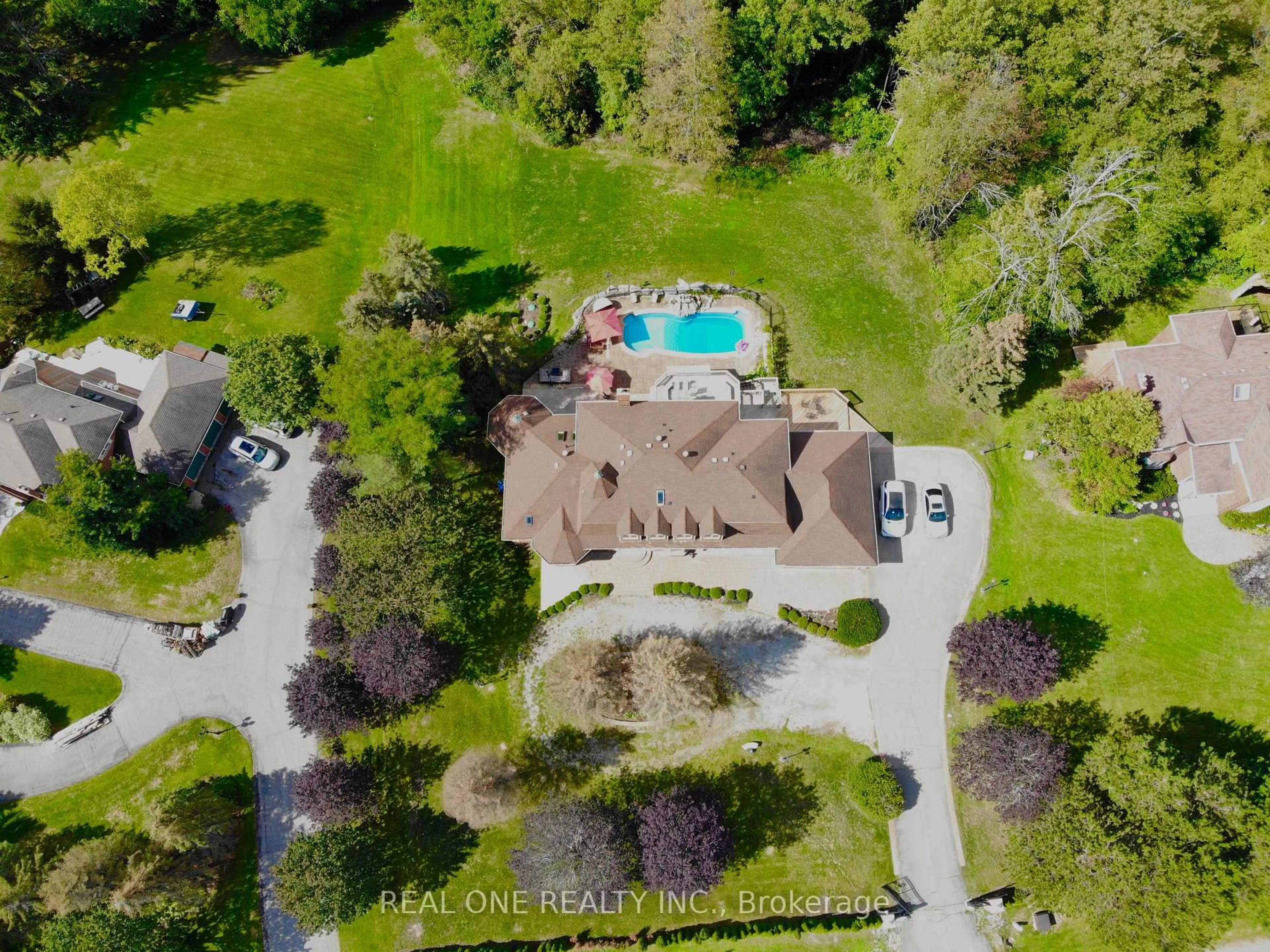 A pic from outside/outdoor area/front of a property/back of a property/a pic from drone, water/lake/river/ocean view for 12 Jarvis Ave, Aurora Ontario L4G 6W8
