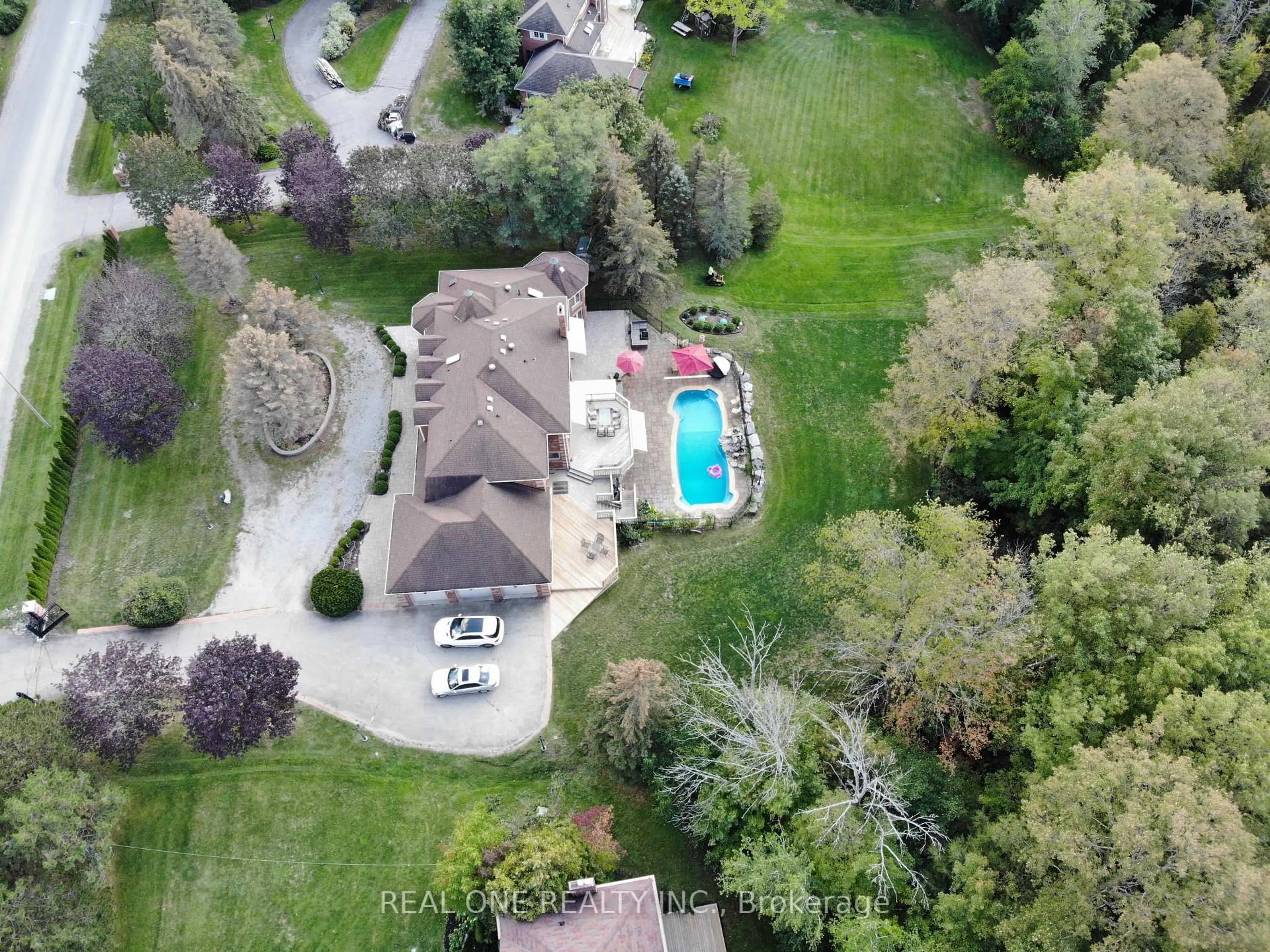 A pic from outside/outdoor area/front of a property/back of a property/a pic from drone, street for 12 Jarvis Ave, Aurora Ontario L4G 6W8