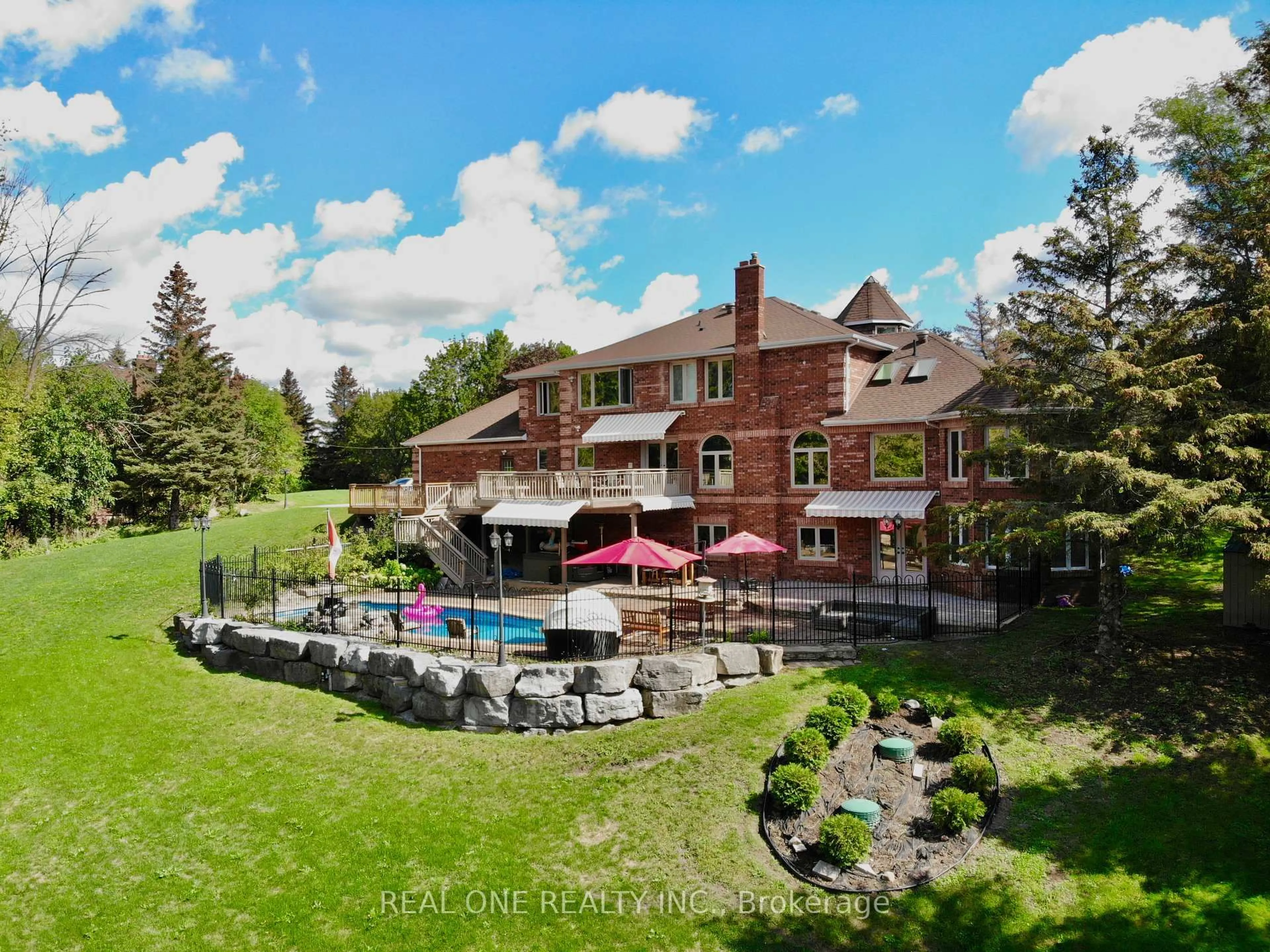 A pic from outside/outdoor area/front of a property/back of a property/a pic from drone, unknown for 12 Jarvis Ave, Aurora Ontario L4G 6W8