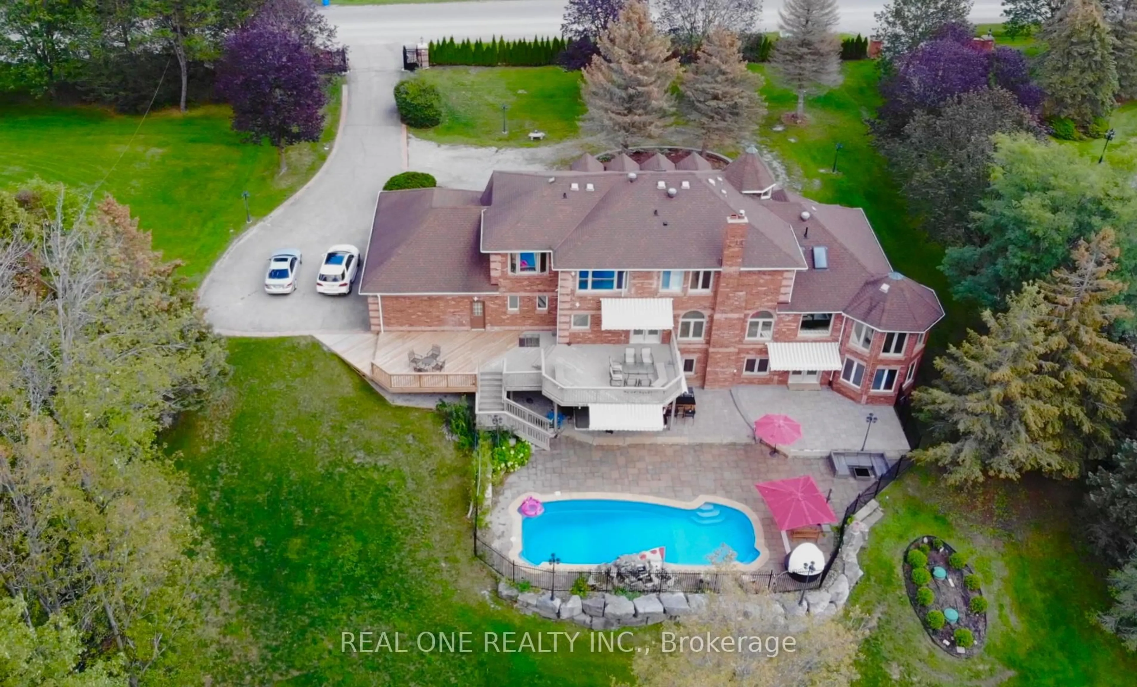 A pic from outside/outdoor area/front of a property/back of a property/a pic from drone, water/lake/river/ocean view for 12 Jarvis Ave, Aurora Ontario L4G 6W8