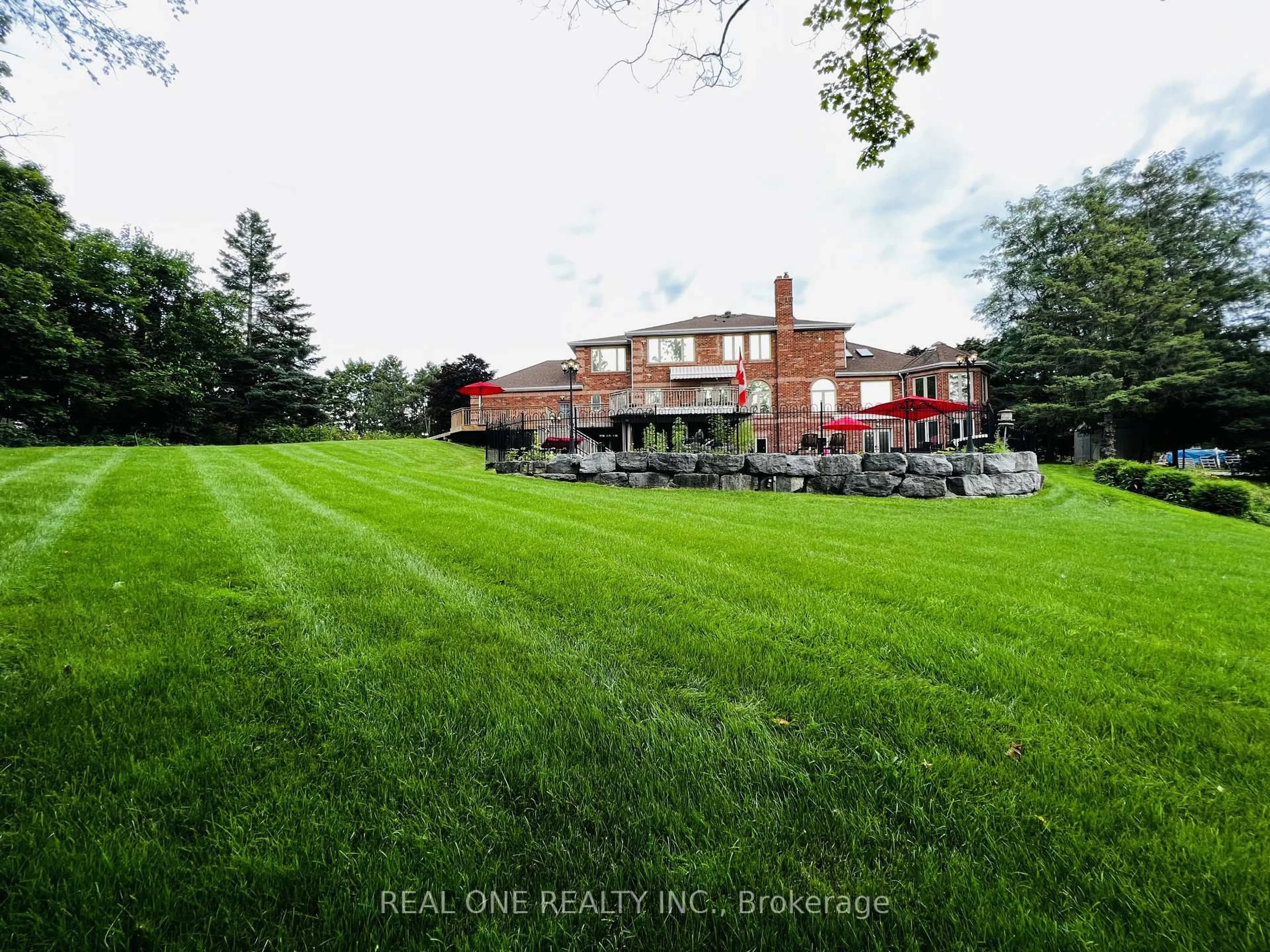 A pic from outside/outdoor area/front of a property/back of a property/a pic from drone, water/lake/river/ocean view for 12 Jarvis Ave, Aurora Ontario L4G 6W8