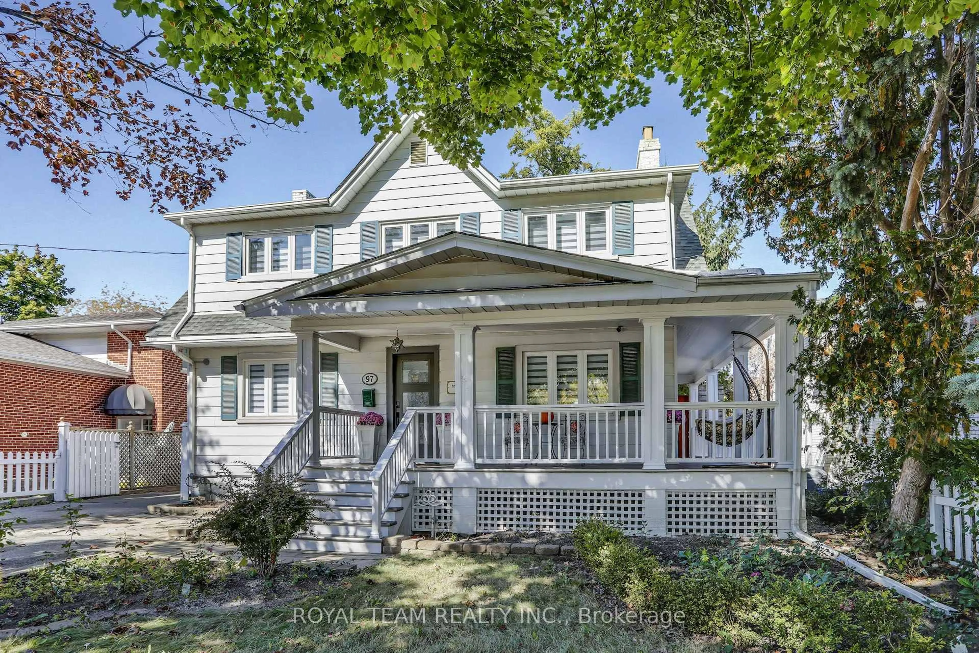 Home with vinyl exterior material, street for 97 Centre St, Richmond Hill Ontario L4C 1A3