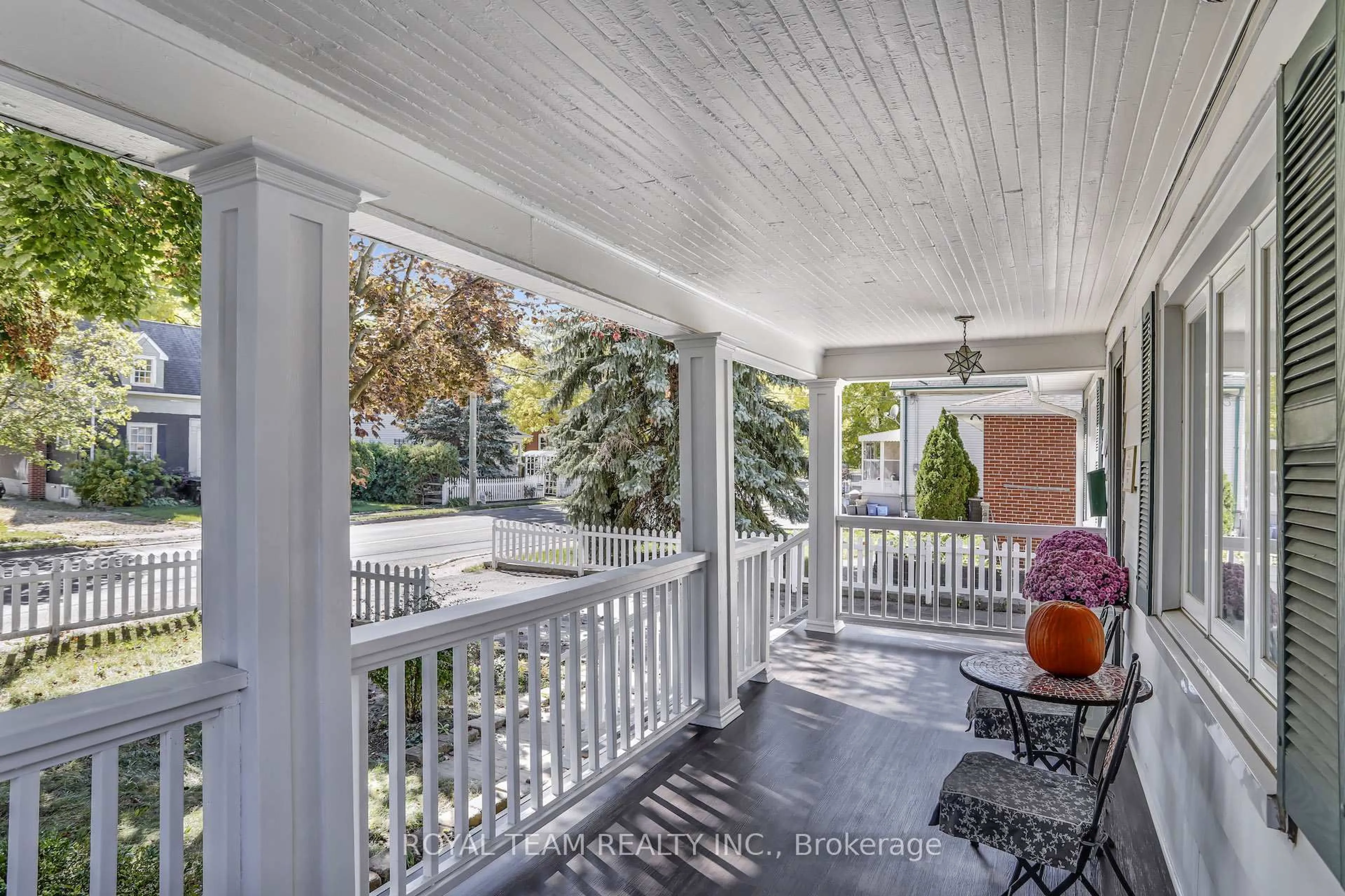 Patio, street for 97 Centre St, Richmond Hill Ontario L4C 1A3