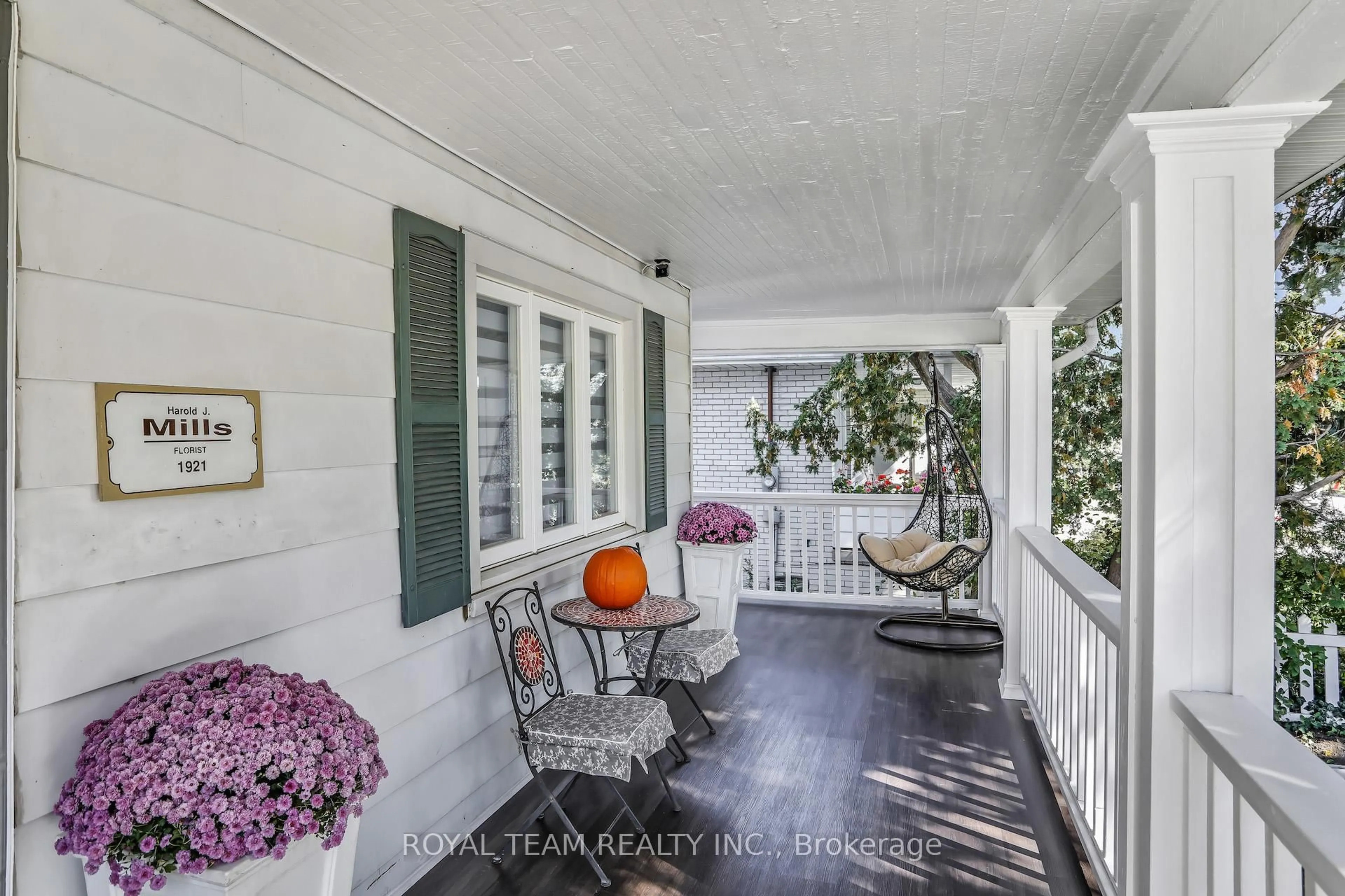 Patio, street for 97 Centre St, Richmond Hill Ontario L4C 1A3