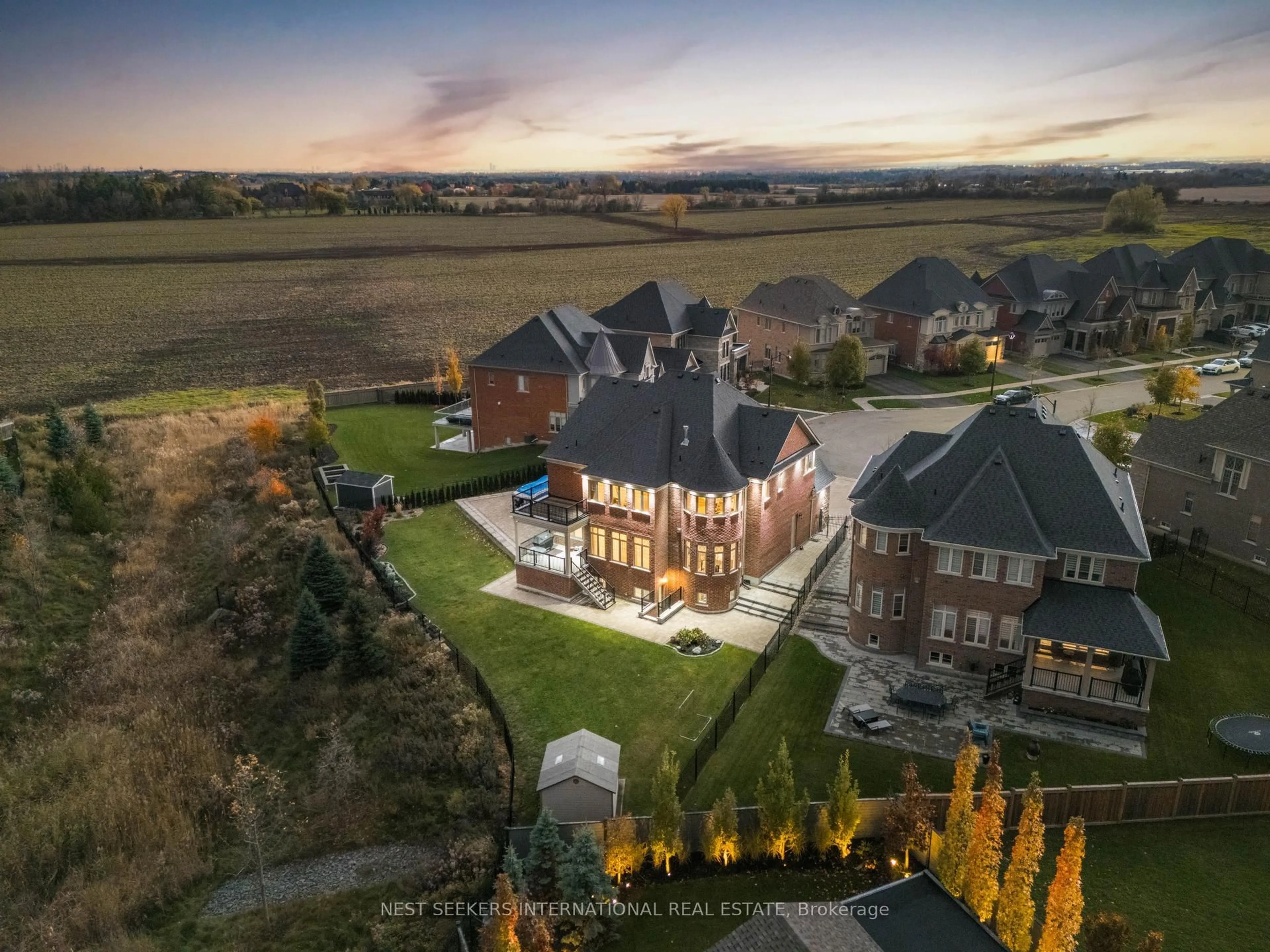 A pic from outside/outdoor area/front of a property/back of a property/a pic from drone, unknown for 12 Albert Hill Crt, King Ontario L7B 0P1