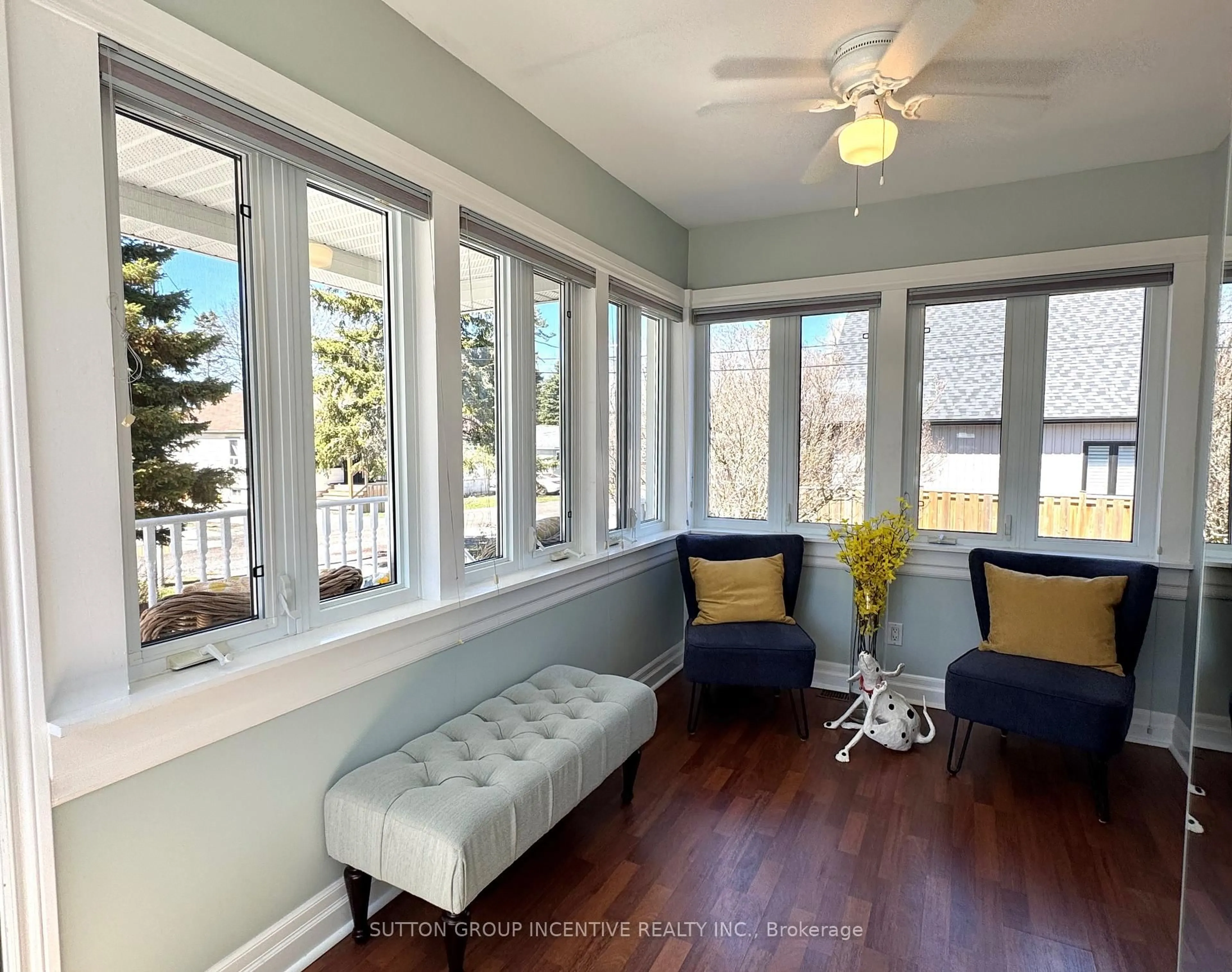 Living room with furniture, unknown for 3 Melody Lane, Georgina Ontario L0E 1L0