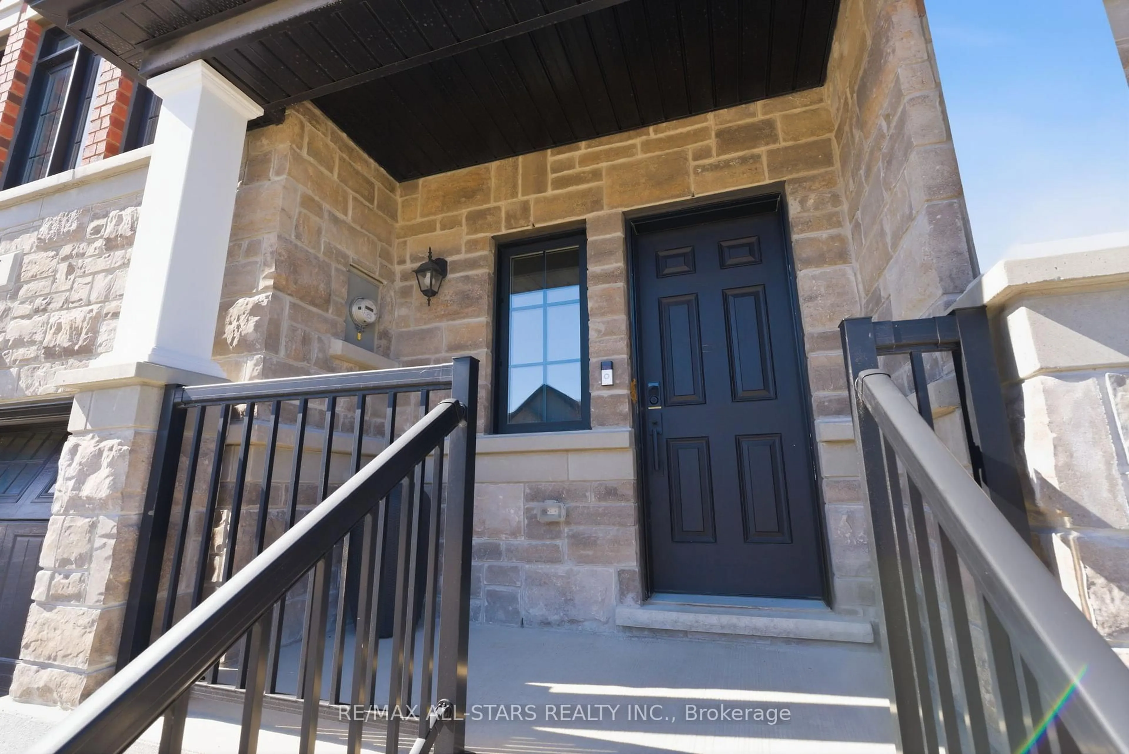 Indoor entryway for 7 Gord Matthews Way, Uxbridge Ontario L9P 0E9