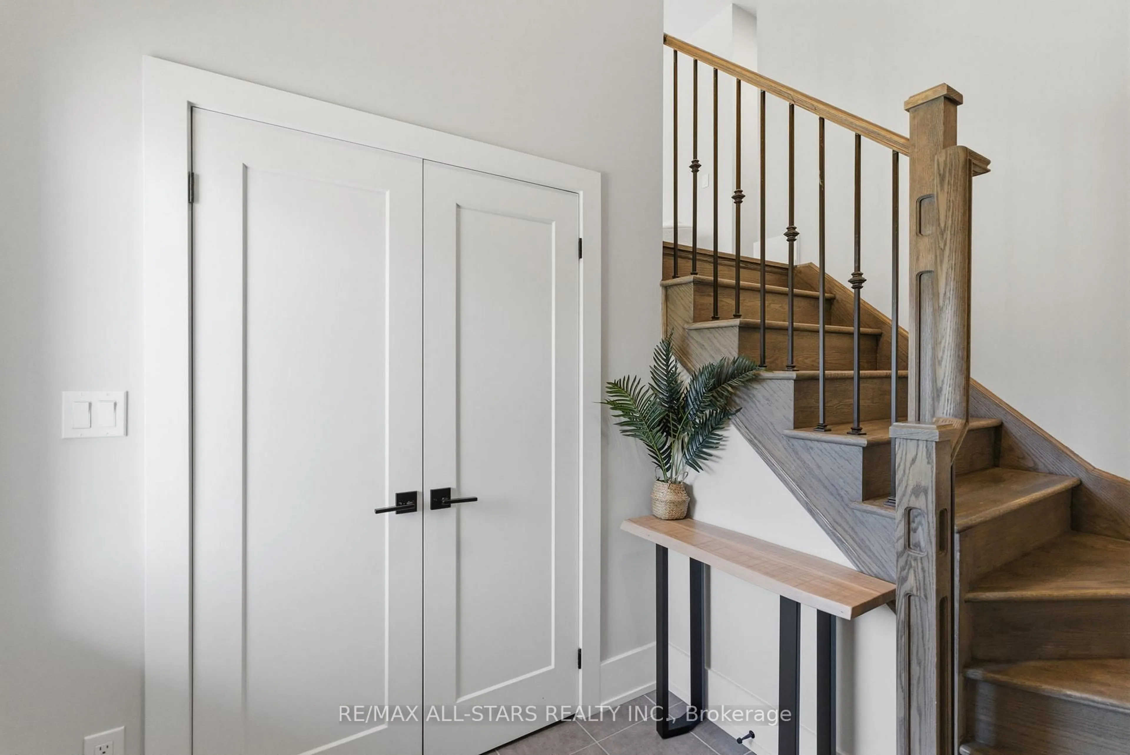 Indoor entryway for 7 Gord Matthews Way, Uxbridge Ontario L9P 0E9