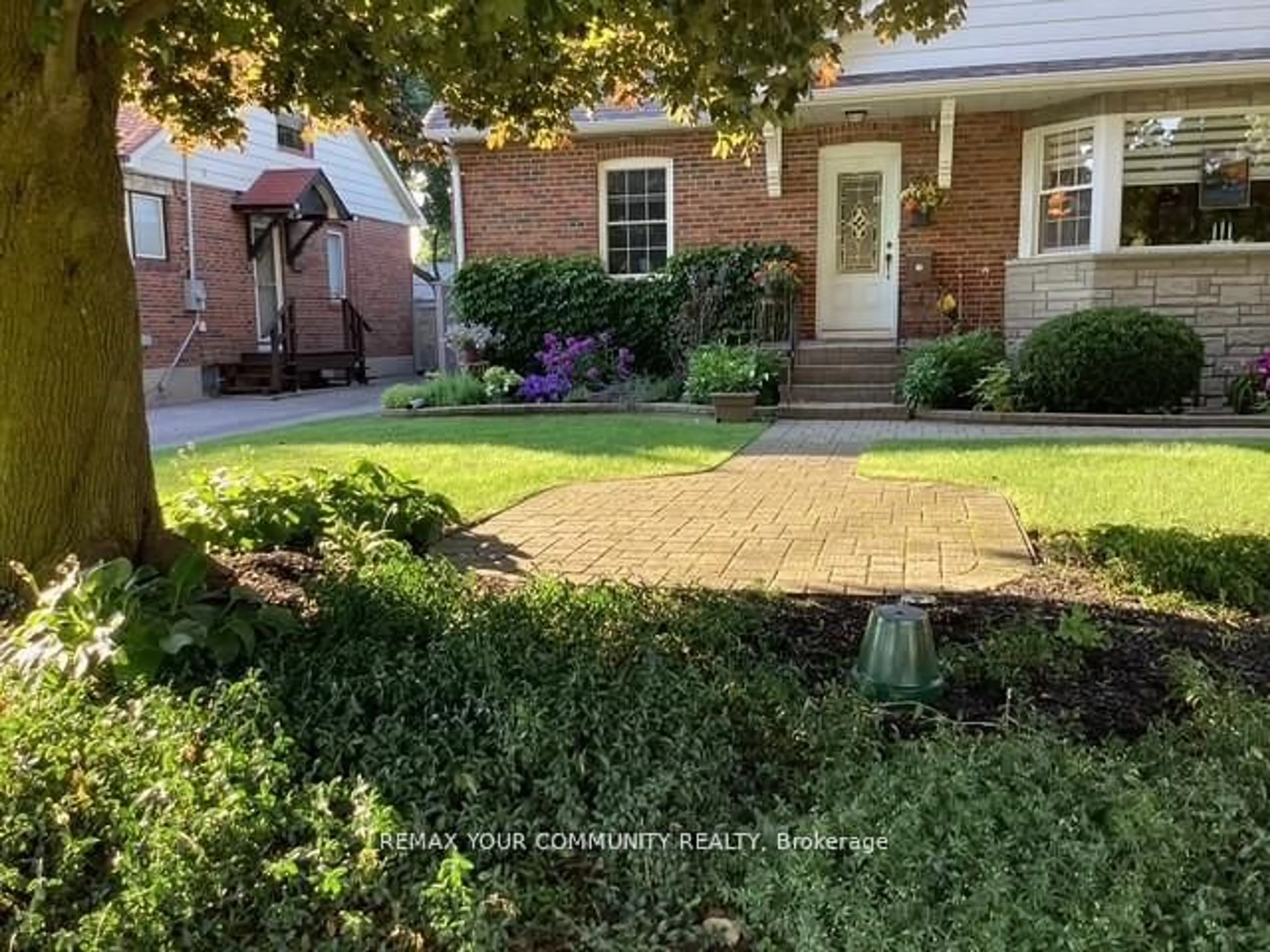 A pic from outside/outdoor area/front of a property/back of a property/a pic from drone, street for 30 Dunning Ave, Aurora Ontario L4G 6H7
