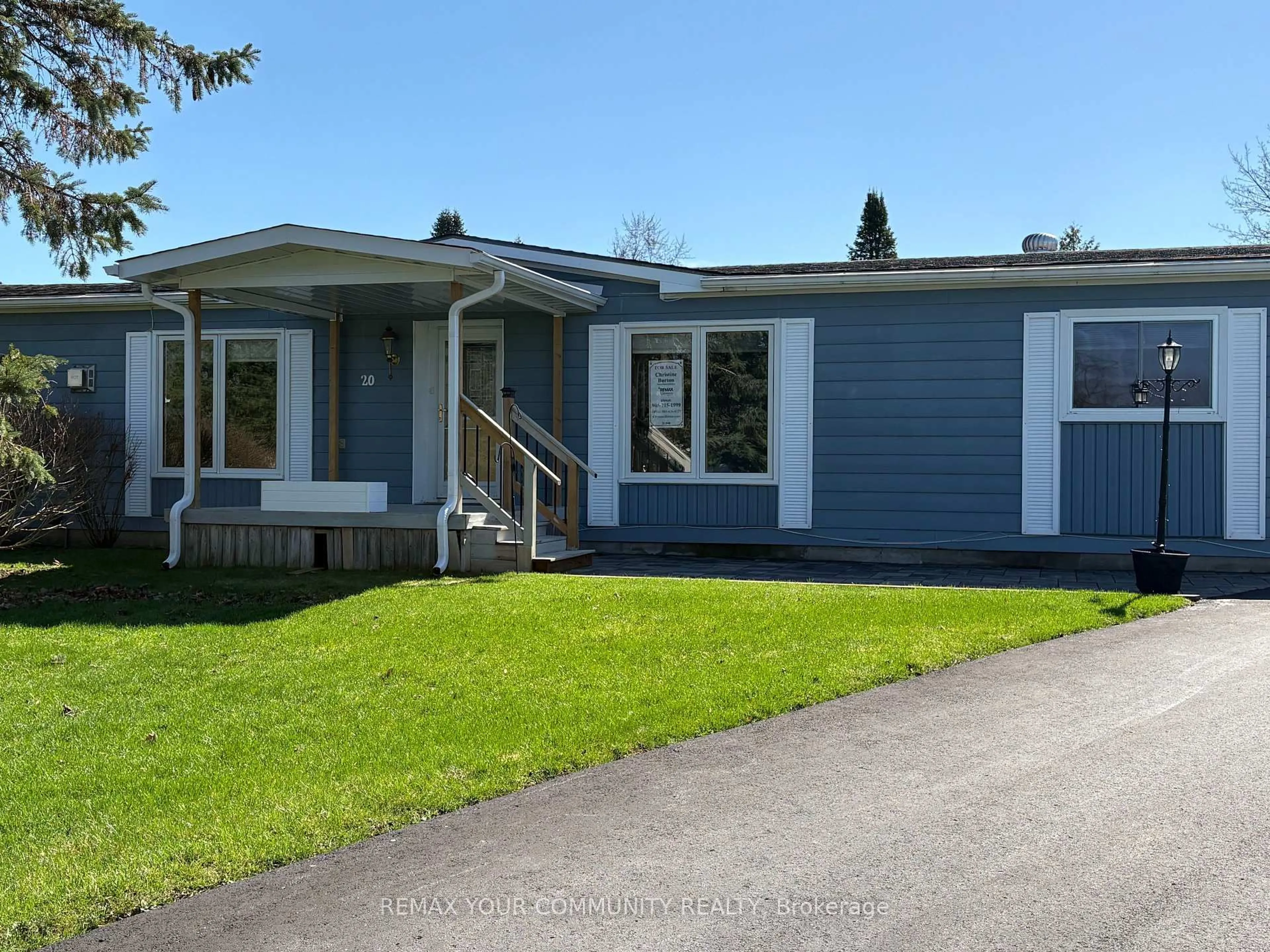 Home with vinyl exterior material, street for 20 Geneva Crt, Georgina Ontario L0E 1R0