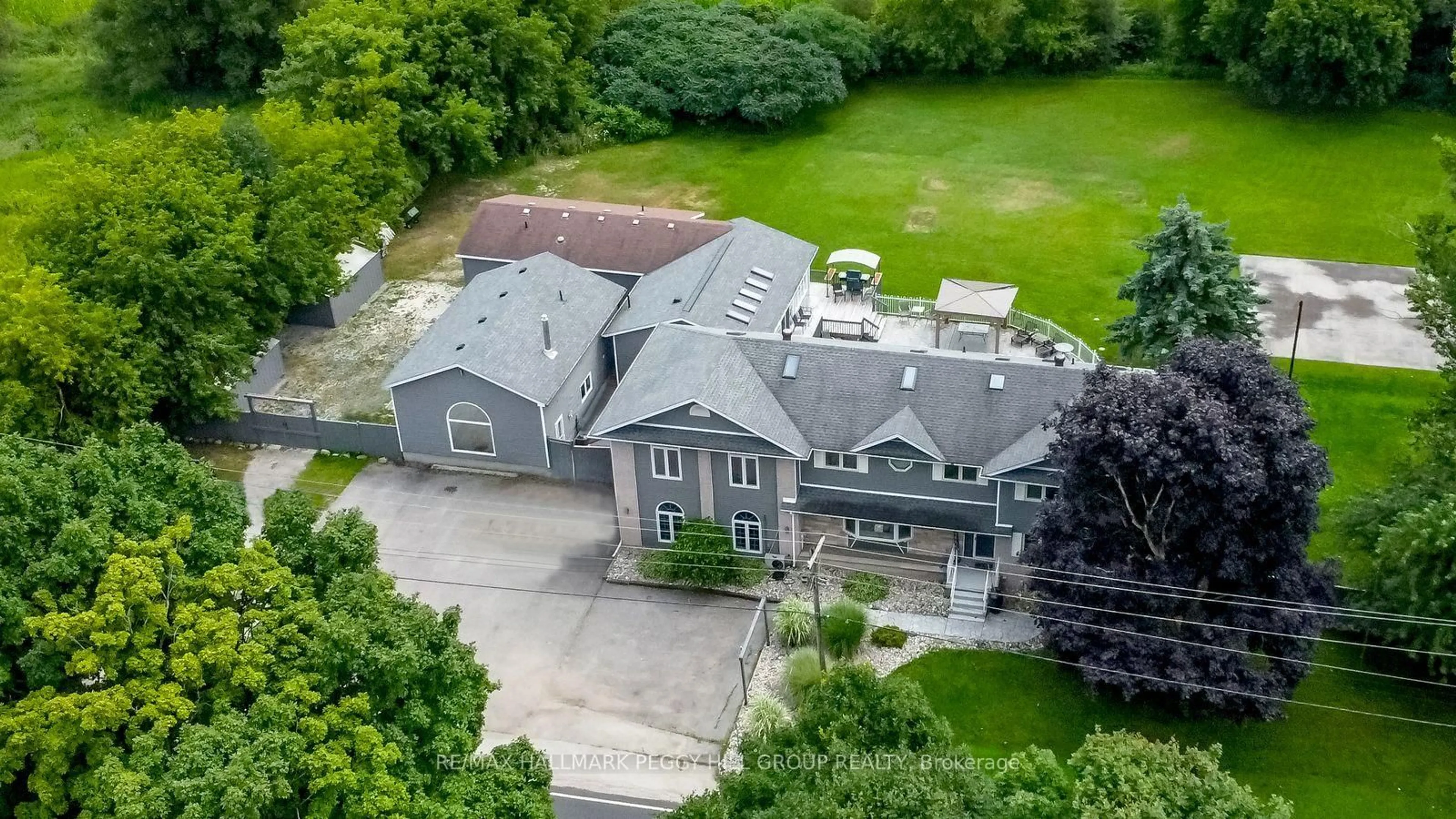 A pic from outside/outdoor area/front of a property/back of a property/a pic from drone, building for 1923 10th Line, Innisfil Ontario L9S 3P5