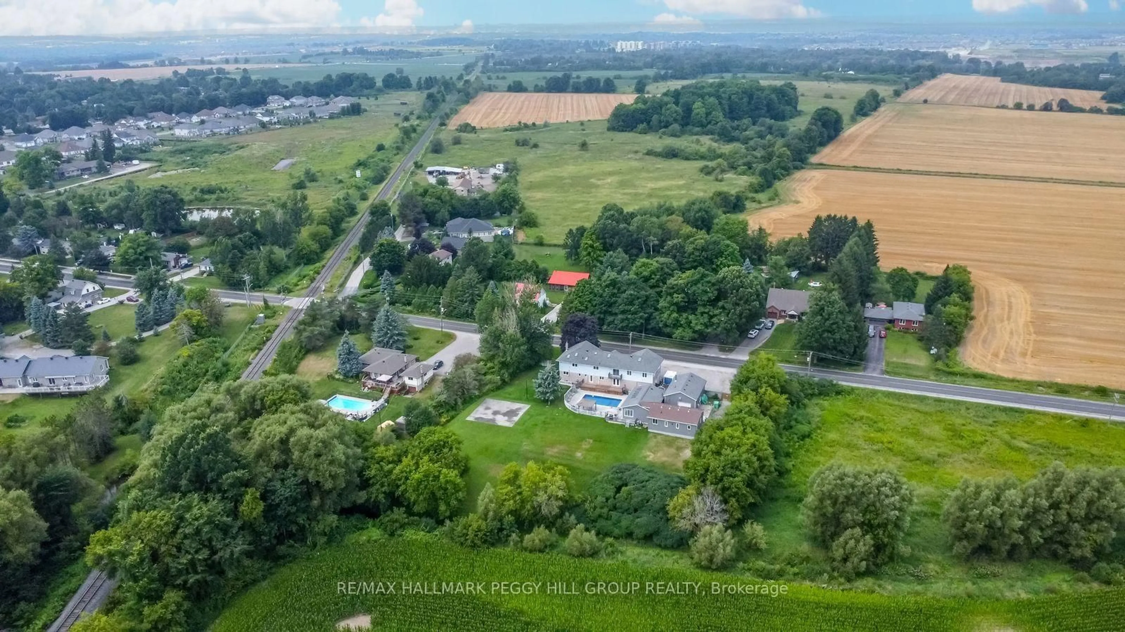 A pic from outside/outdoor area/front of a property/back of a property/a pic from drone, mountain view for 1923 10th Line, Innisfil Ontario L9S 3P5