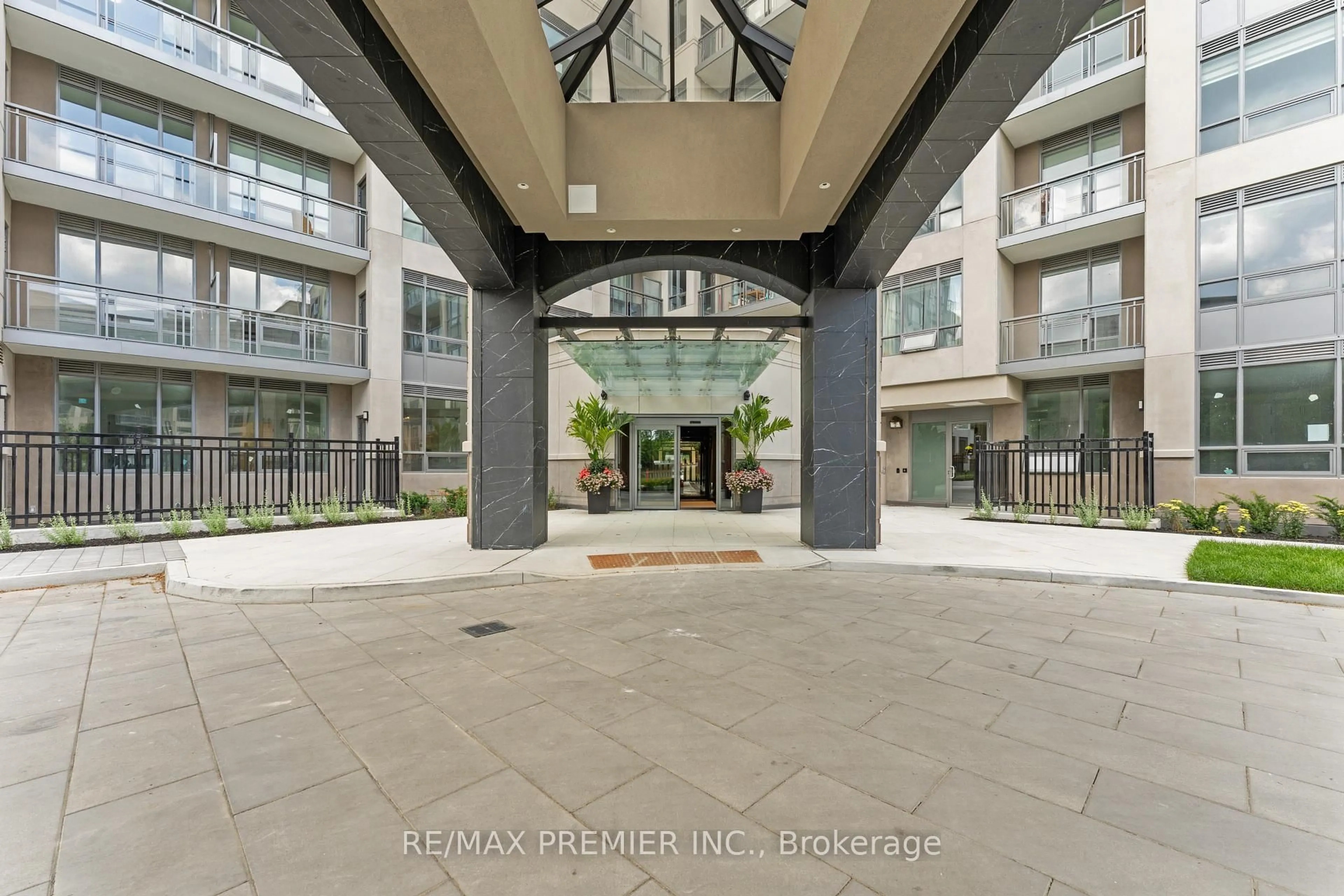 Indoor foyer for 2075 King Rd #435, King Ontario L7B 0R6