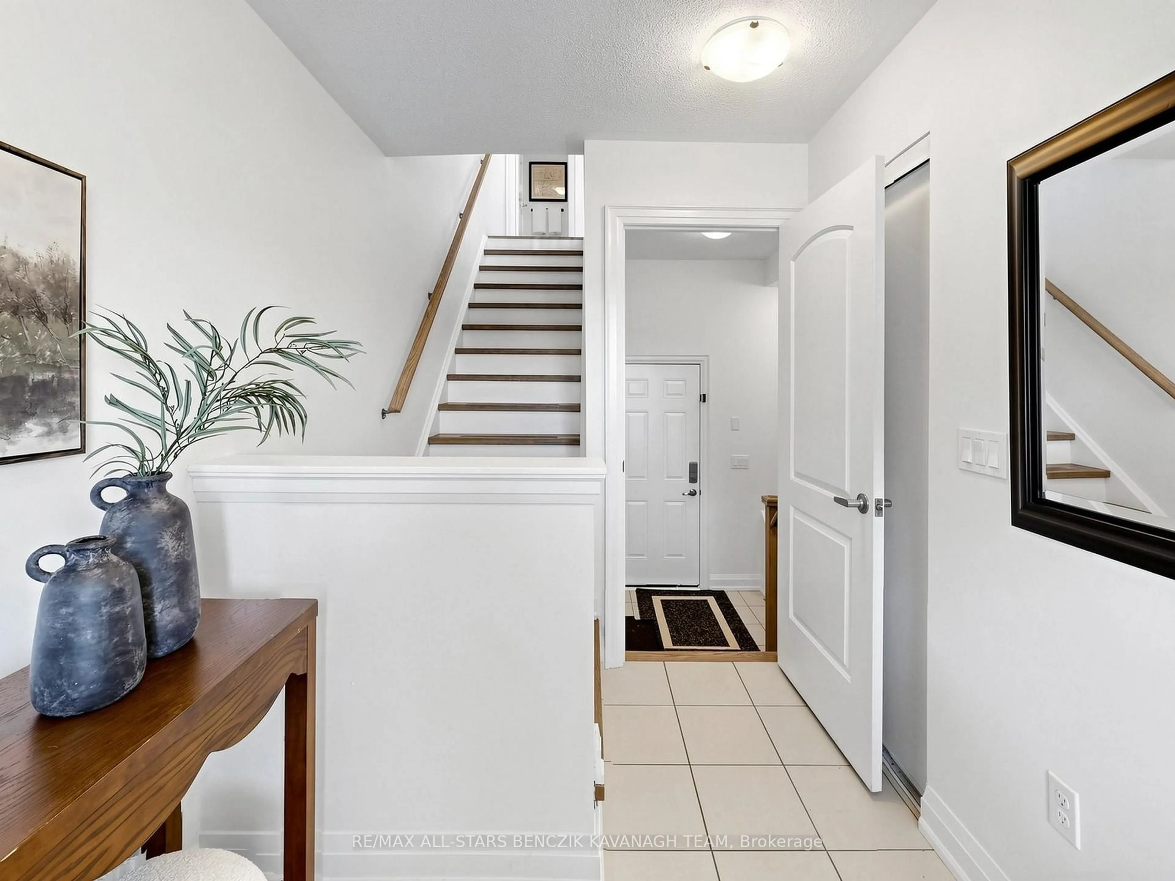 Indoor entryway for 22 Baker Hill Blvd, Whitchurch-Stouffville Ontario L4A 1Y6