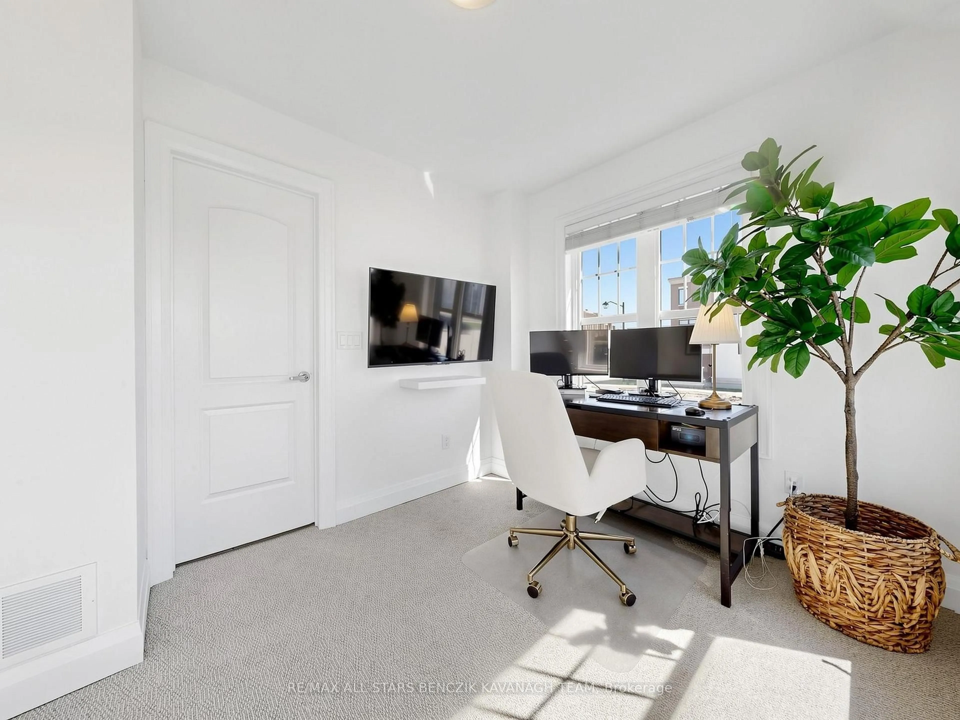 A pic of a room for 22 Baker Hill Blvd, Whitchurch-Stouffville Ontario L4A 1Y6