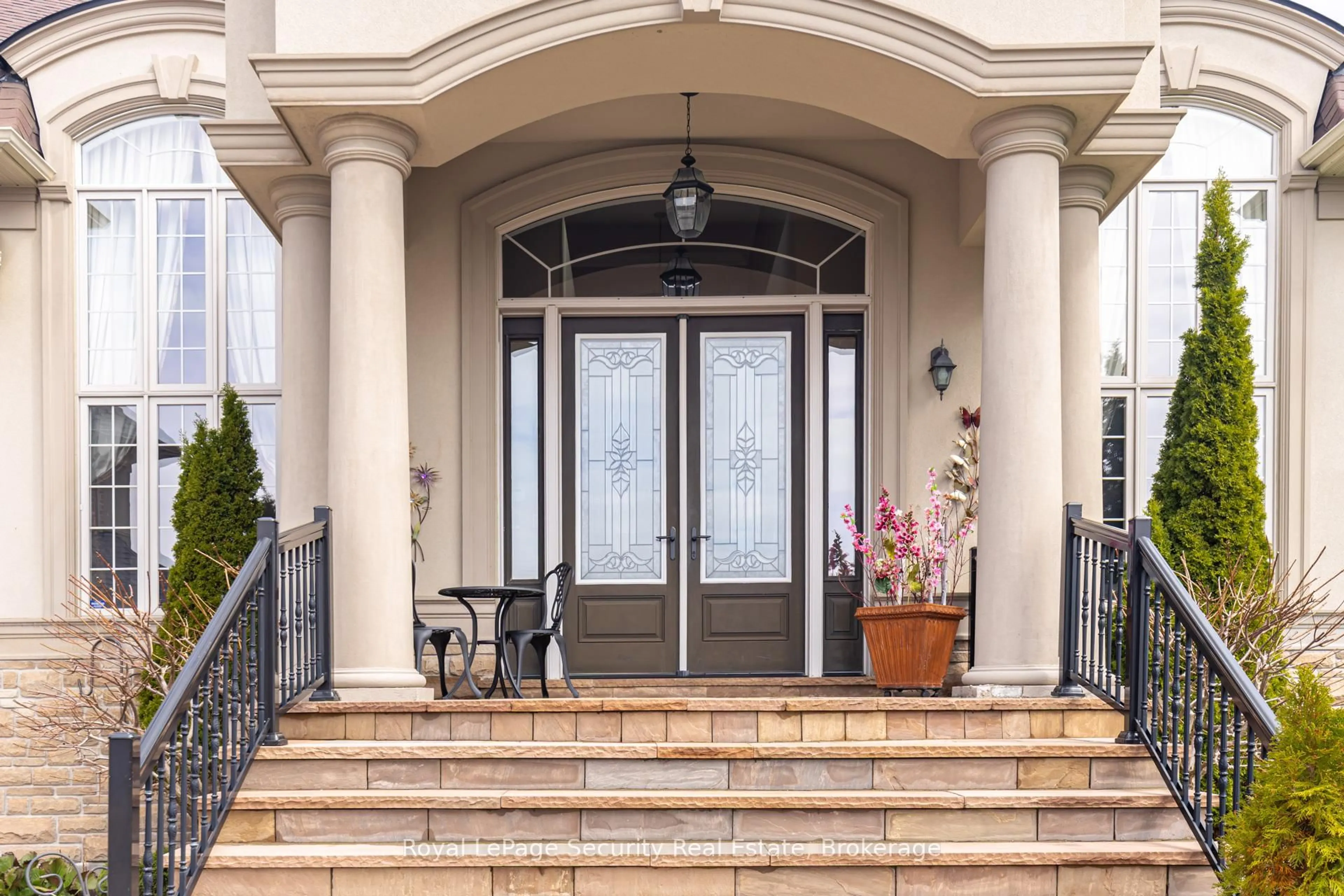 Indoor entryway for 20 Aubrietia Crt, Richmond Hill Ontario L4E 2R3