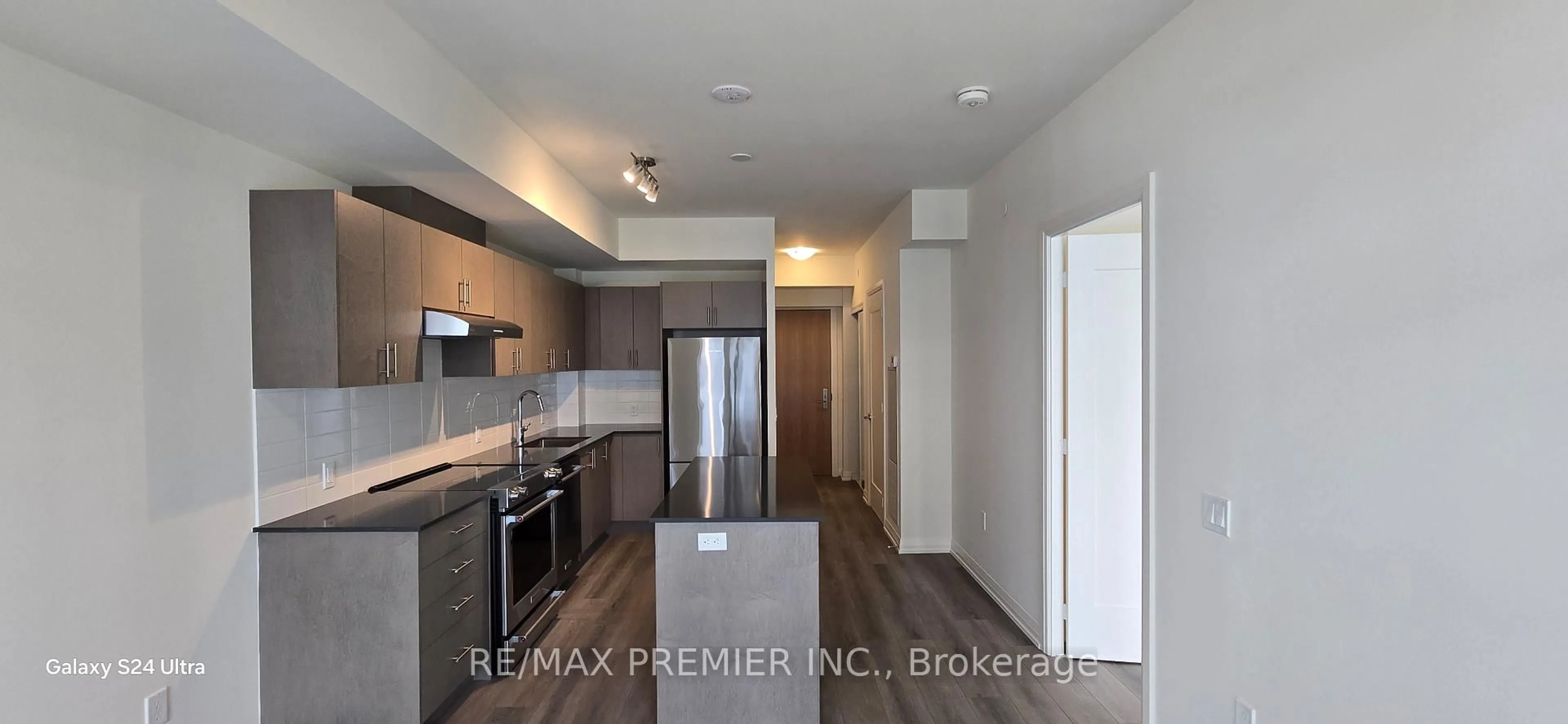 Open concept kitchen, wood/laminate floor for 8960 Jane St #1819, Vaughan Ontario L4K 0N9