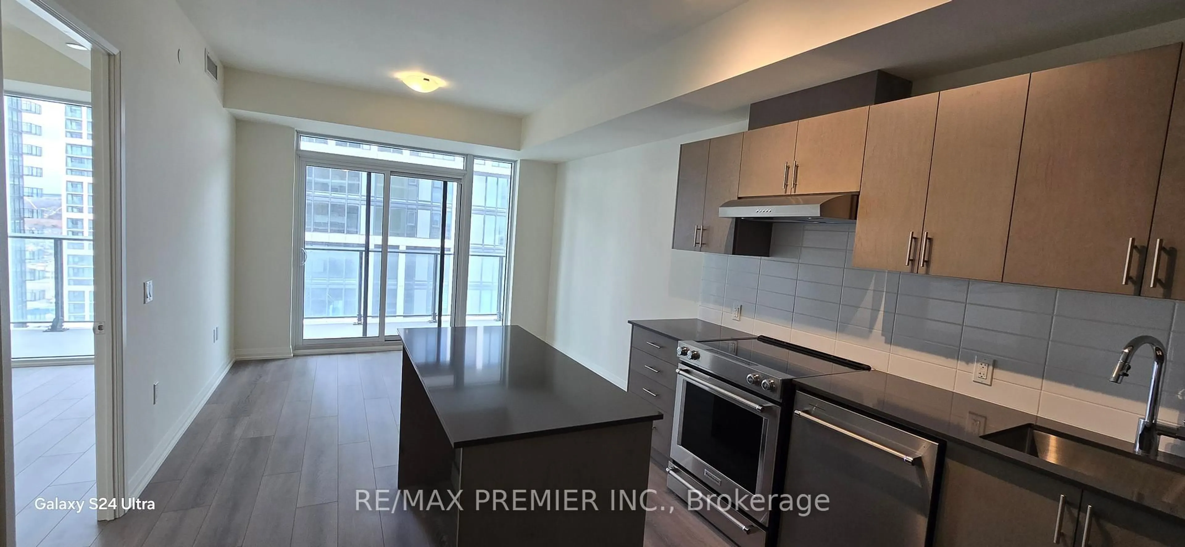 Standard kitchen, unknown for 8960 Jane St #1819, Vaughan Ontario L4K 0N9