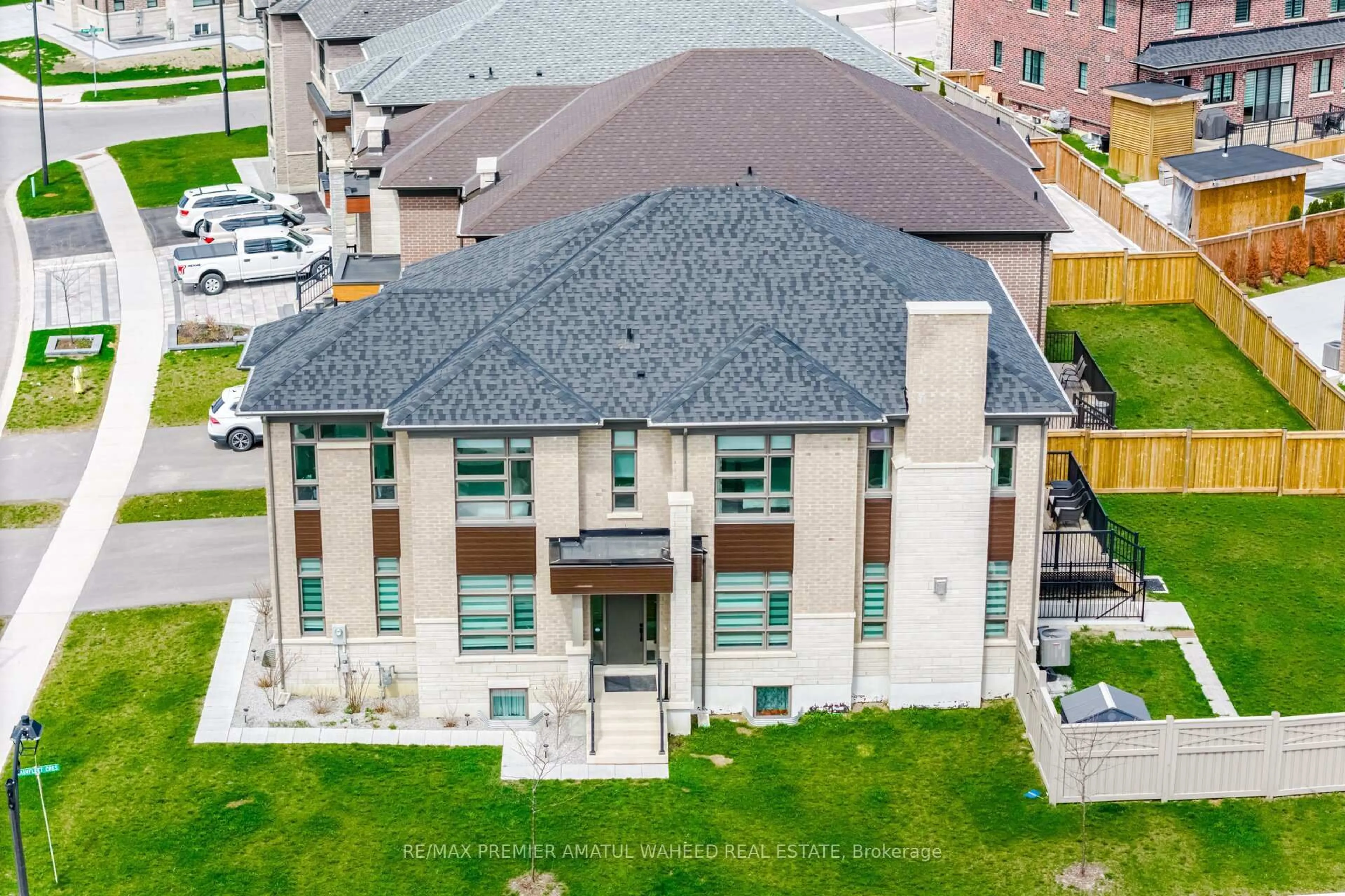 A pic from outside/outdoor area/front of a property/back of a property/a pic from drone, building for 143 Ballantyne Blvd, Vaughan Ontario L3L 0E6