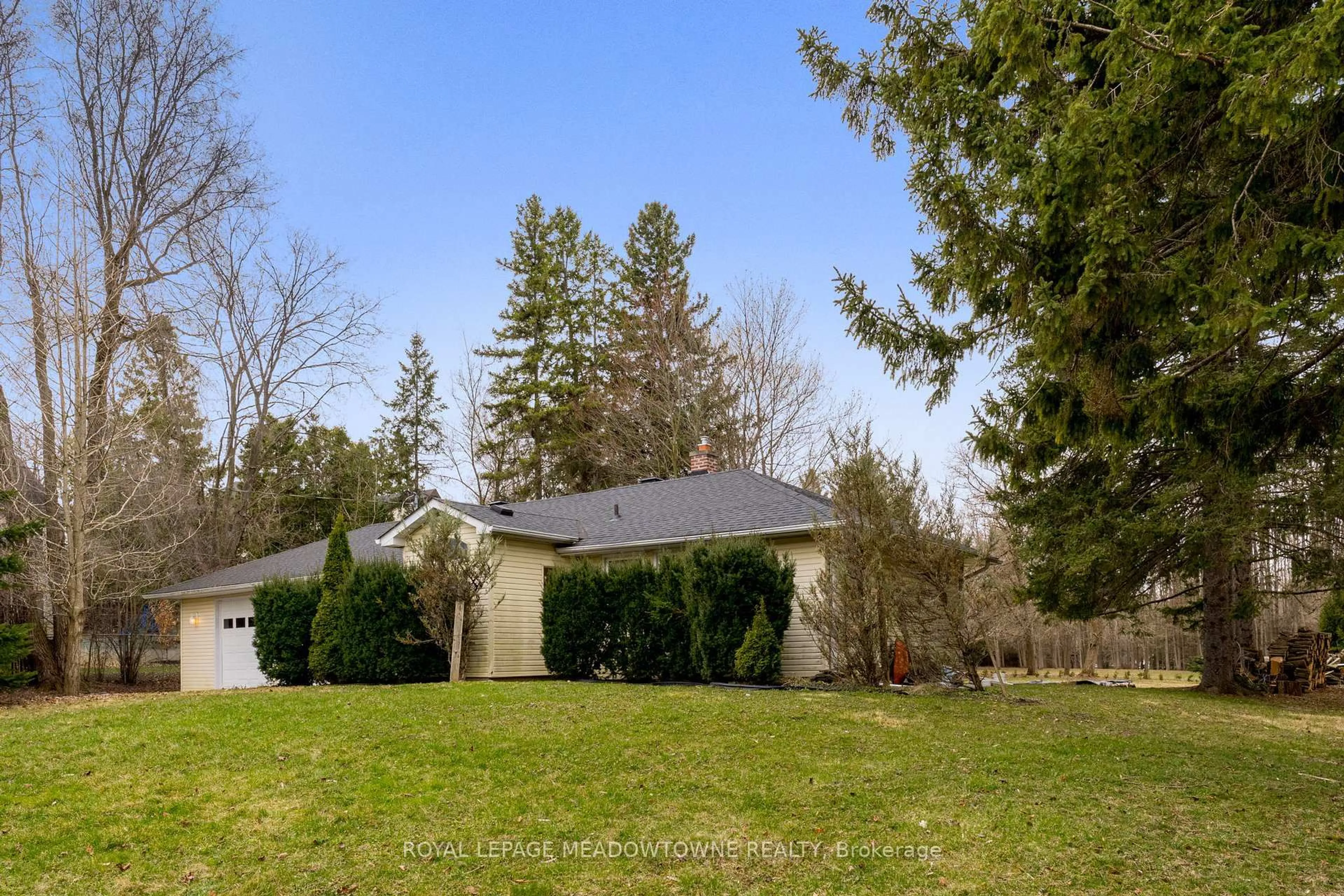 A pic from outside/outdoor area/front of a property/back of a property/a pic from drone, unknown for 208 Martin St, King Ontario L7B 1J5