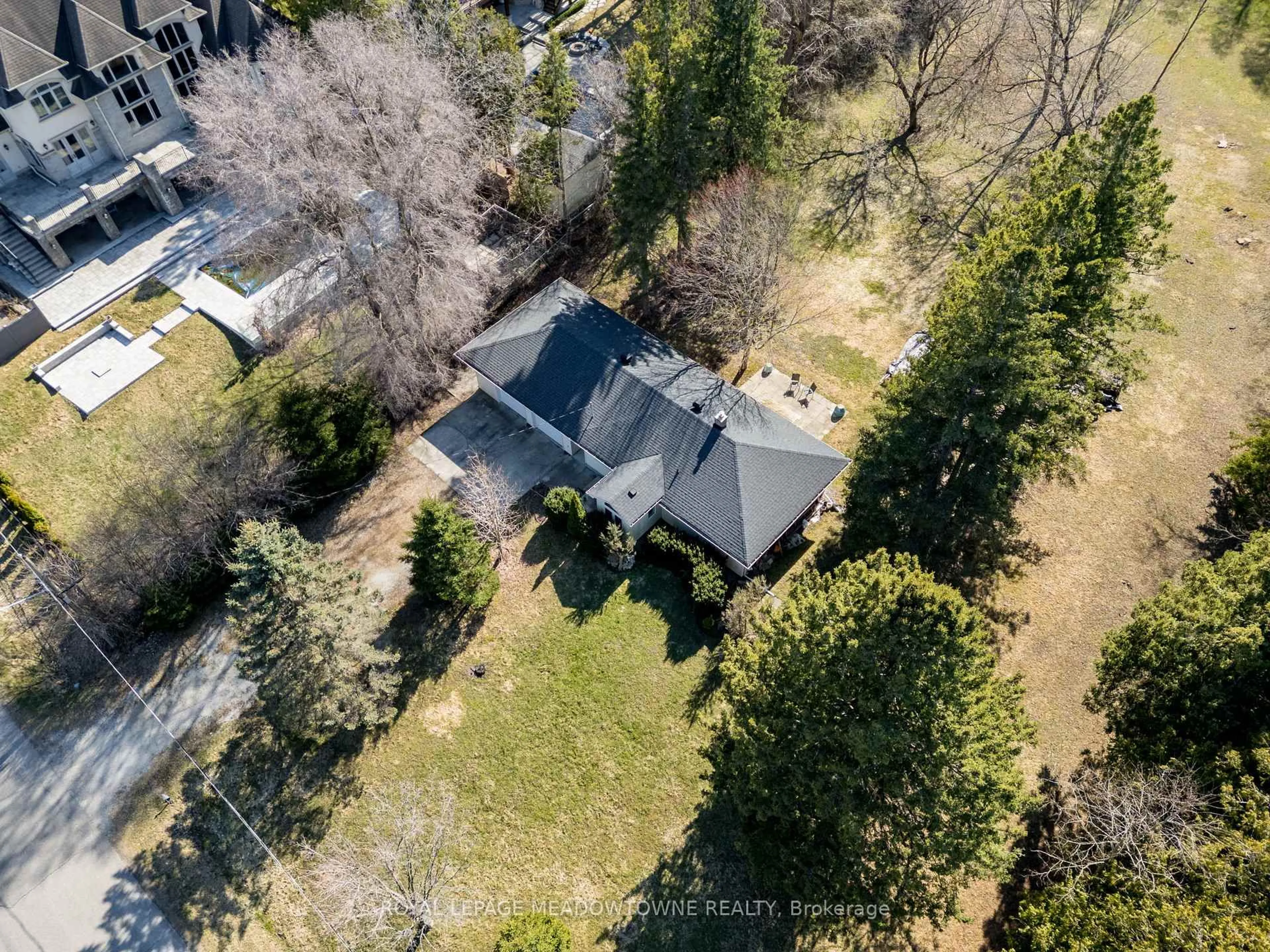 A pic from outside/outdoor area/front of a property/back of a property/a pic from drone, street for 208 Martin St, King Ontario L7B 1J5