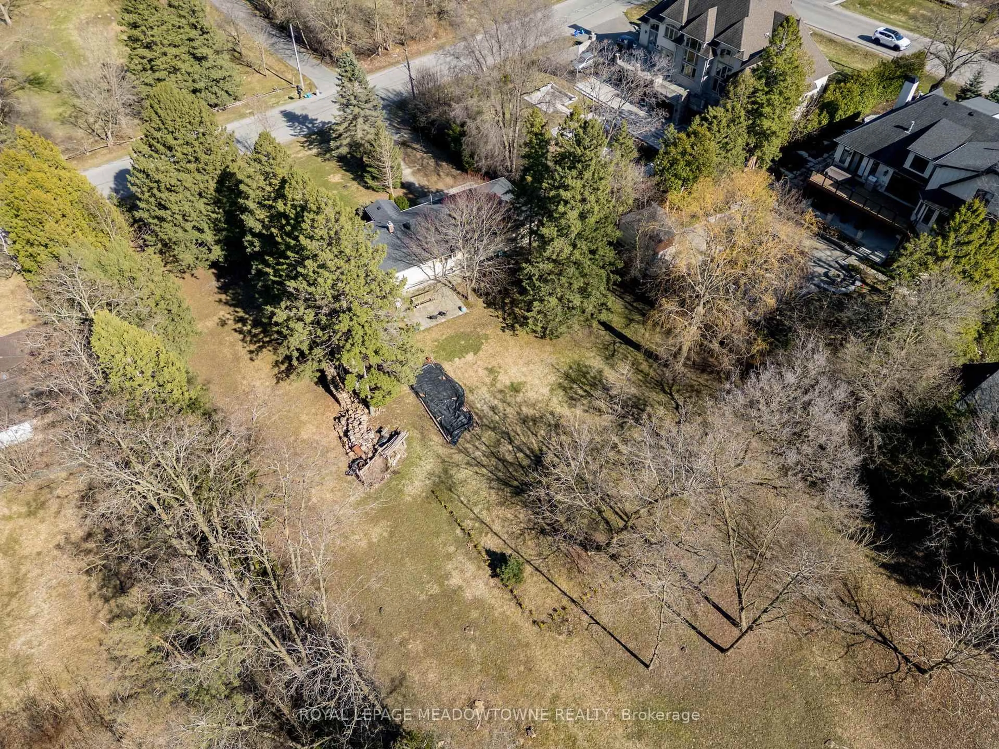 A pic from outside/outdoor area/front of a property/back of a property/a pic from drone, forest/trees view for 208 Martin St, King Ontario L7B 1J5