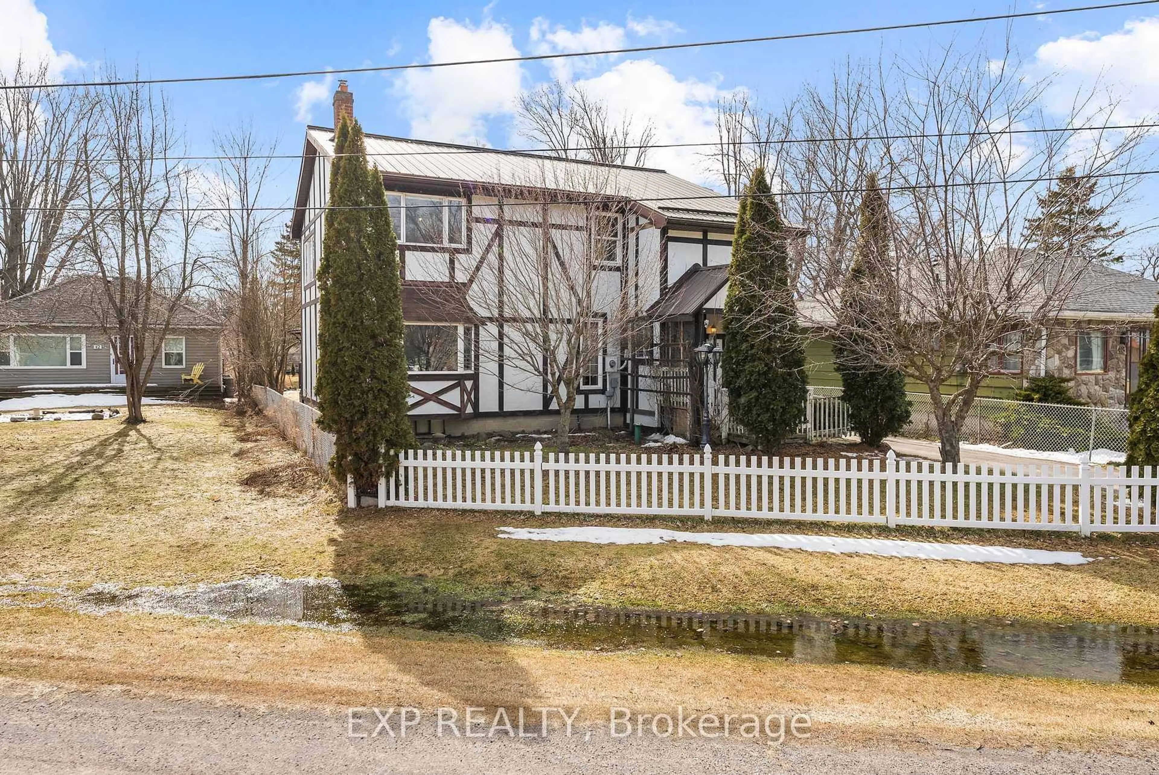 A pic from outside/outdoor area/front of a property/back of a property/a pic from drone, street for 46 Isle Vista Dr, Georgina Ontario L0E 1N0