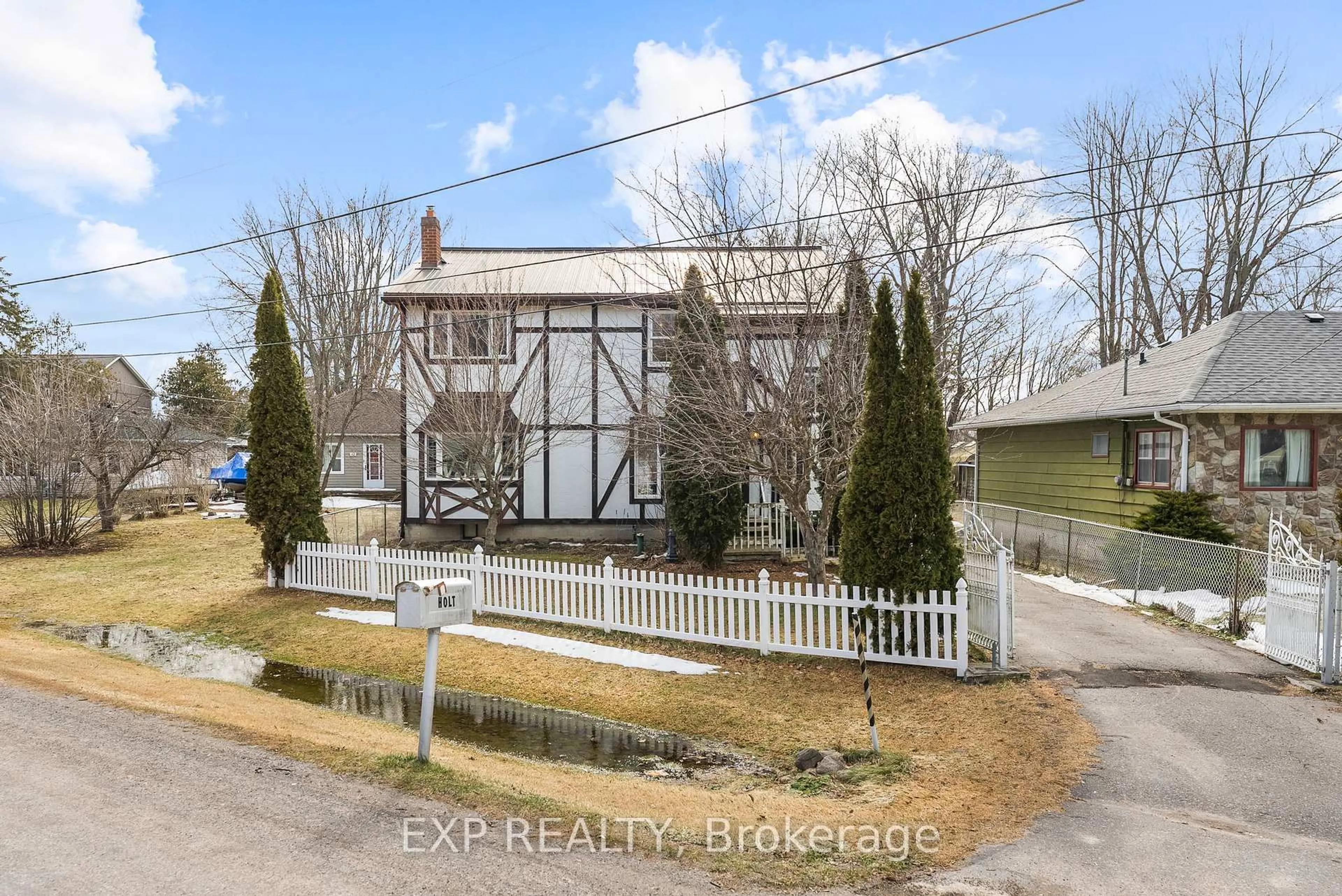 A pic from outside/outdoor area/front of a property/back of a property/a pic from drone, street for 46 Isle Vista Dr, Georgina Ontario L0E 1N0