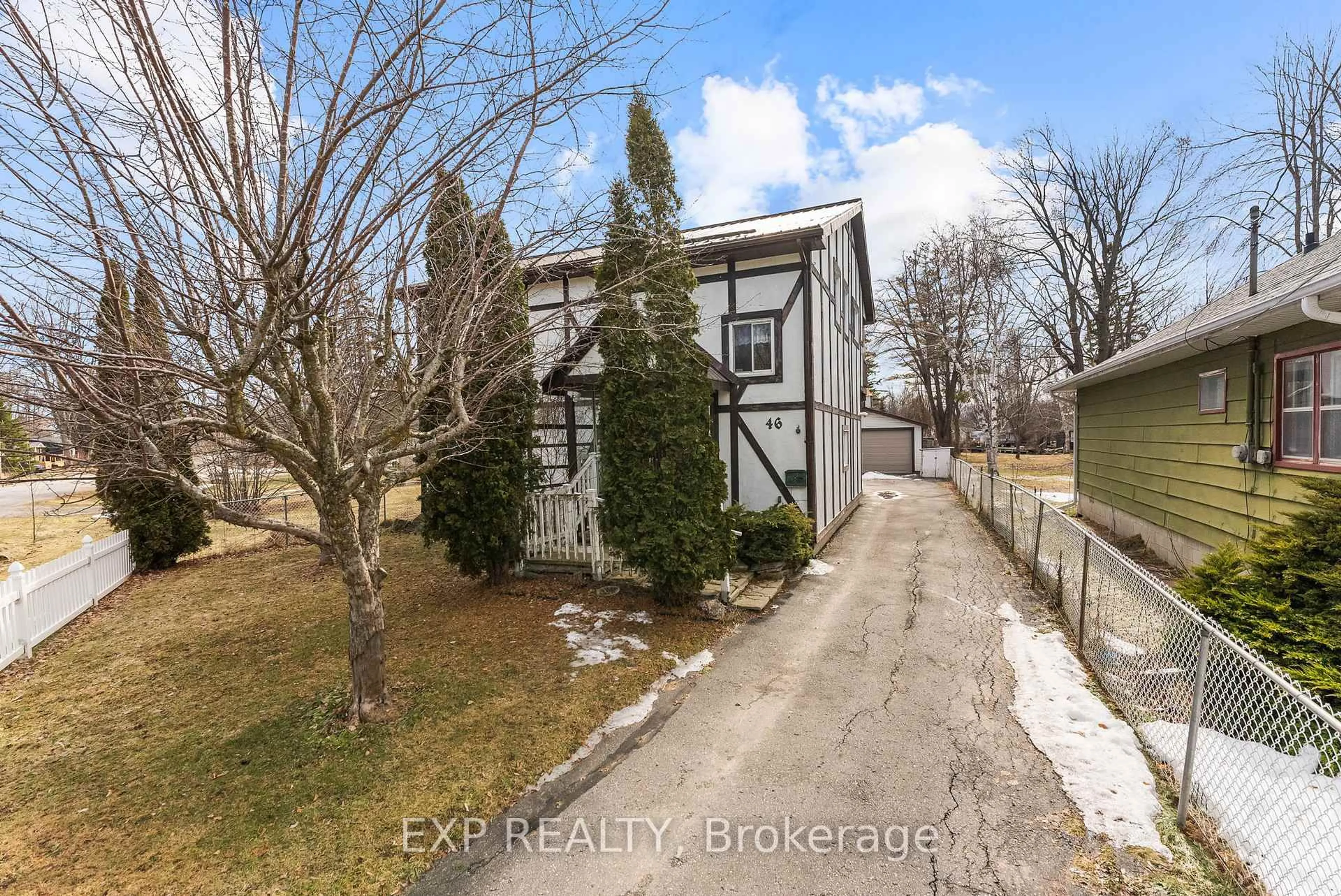A pic from outside/outdoor area/front of a property/back of a property/a pic from drone, street for 46 Isle Vista Dr, Georgina Ontario L0E 1N0